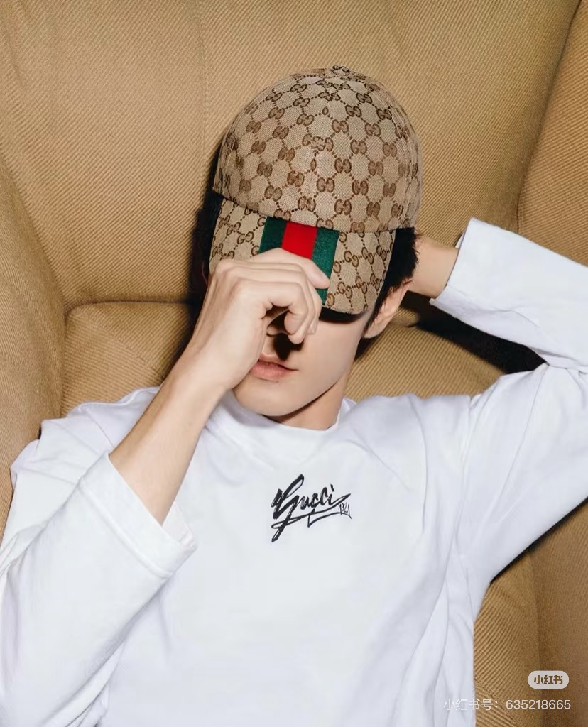 NO:351036,Running volume replica version!  zg synchronous!  G family horse tie with Xiao Zhan’s baseball cap. The story of summer starts with outfits, summer outfits from G family!  A must-have item for summer sun protection, both men and women!  The highest version of the market, everything you see is customized, and the effect cannot be achieved by ordinary goods!  Hat Straw Hat Fisherman Hat Baseball Hat, Hats, Gucci, espadrilles, hats跑量 复刻版！zg同步！ G家马衔扣肖战同款棒球帽 夏天的故事,从穿搭开始,来自G家的夏日穿搭！ 夏日防晒百搭必备单品,男女款！ 市场最高版本,所见之处全是定制,普货做不出来的效果！帽子草帽渔夫帽棒球帽,帽子,gucci,espadrilles,hats,hat