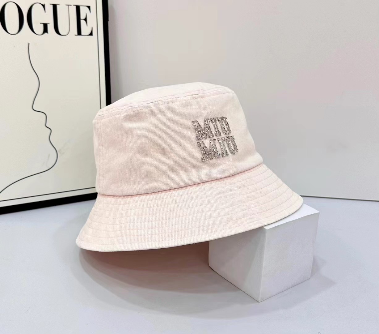 NO:351051,Running volume MiuMiu~ Fisherman's hat At first glance, it is attracted to the fresh and sweet color scheme. The depth in the hat is very enough, so it makes you look small. A hat hat, straw hat, fisherman's hat, baseball hat, hat, miumiu, espadrilles, hats跑量 MiuMiu～渔夫帽 一眼就被吸引住清新有甜味的配色 帽里深度很够 所以好显脸小 阳光海滩少不了的一款帽子帽子草帽渔夫帽棒球帽,帽子,miumiu,espadrilles,hats,hat
