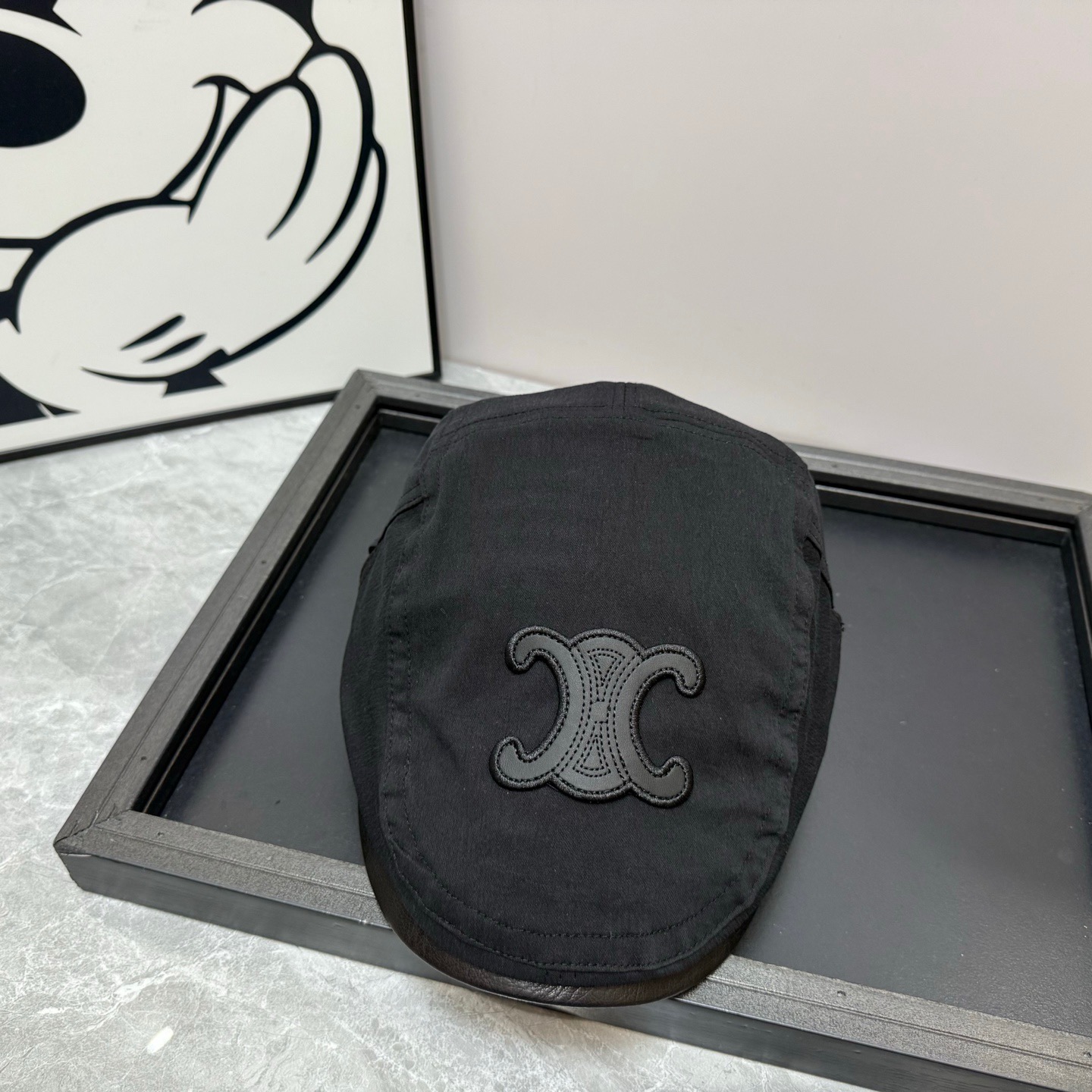 NO:350984,Running volume: Celine~The new front hat has a high-end texture and unique texture. The hat is super good, and you will become a fashion expert in seconds when you wear it. Moreover, the color combination is super classic, you can easily control it whether it is casual or exquisite. With it, you are a street trendy man, love hats, straw hats, fisherman hats, baseball hats, hats, celine, espadrilles, hats跑量 赛琳～新款前进帽质感高级又独特.帽型超赞,戴上秒变时尚达人.而且颜色搭配超经典,不管是休闲风还是精致风都能轻松驾驭,拥有它,你就是街头潮人,爱了帽子草帽渔夫帽棒球帽,帽子,celine,espadrilles,hats,hat