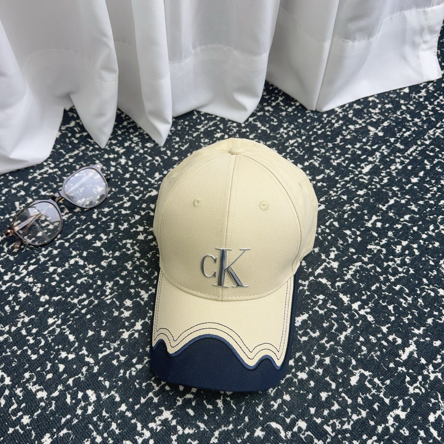 NO:350760,Running volume CK~ Spring and summer new baseball cap exclusive version of Arc de Triomphe, line design with brim, very perfect!  The real thing is very high-end!  Must-in-one hat Straw hat Fisherman hat Baseball hat, hat, espadrilles, hats跑量 CK～春夏新款棒球帽 凯旋门独家版本,线条设计贴帽檐,非常完美！ 实物很高级！必入帽子草帽渔夫帽棒球帽,帽子,espadrilles,hats,hat