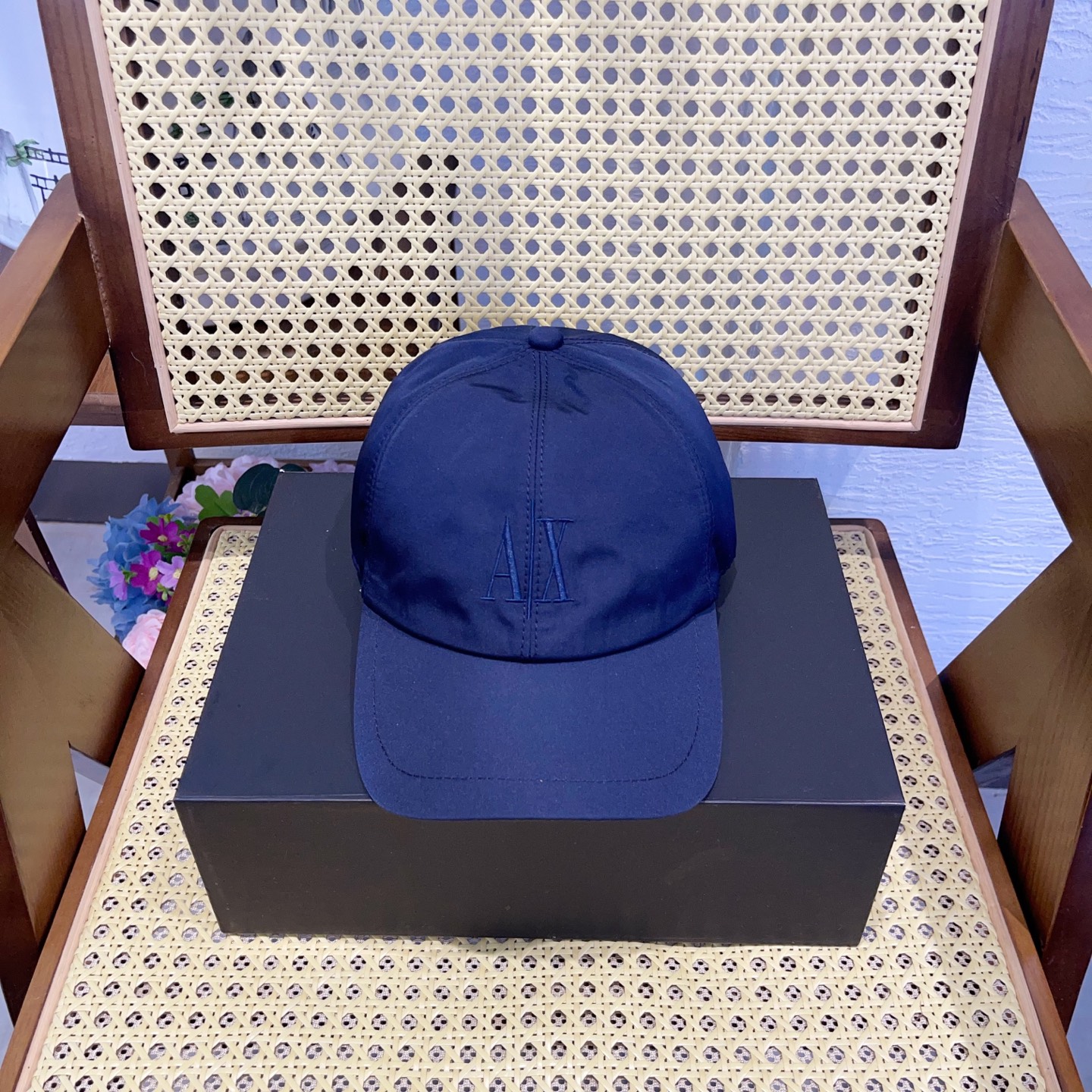 NO:353876,Running AX new model, soft top design, diverse colors, relaxed and elegant temperament~ He Lianchao and Cai Wenjing are the same style. The material is customized by Wind microfiber processed by waterproof and windproof Storm System. The front of the hat is the same color LP logo, very exquisite embroidery technology, the lining is a plaid face, and the back is elastic design, which is comfortable and breathable to wear. Hats, straw hat, fisherman's hat, baseball hat, hat, loro piana, espadrilles, hats跑量 AX新款 软顶设计,多元色彩,松弛又带优雅气质～何连超、蔡文静同款. 关于材质经过防水防风Storm System 处理的Wind微纤维定制而成,帽子正面是同色系 LP标志,非常精致的刺绣工艺,内衬是格子面部,后面是弹力设计,戴起来舒适透气.帽子草帽渔夫帽棒球帽,帽子,loro piana,espadrilles,hats,hat