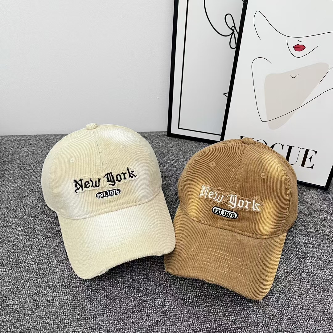 NO:355880,Running volume trendy brand ~ New corduroy baseball hat A super versatile style, corduroy texture is good, not thick and not hot when worn. Head circumference: about 57cm hat, straw hat, fisherman hat, baseball hat, hat, espadrilles, hats跑量 潮牌～新款灯芯绒棒球帽 超级百搭的一个款,灯芯绒质感很好,不厚戴着不热. 头围:57cm左右帽子草帽渔夫帽棒球帽,帽子,espadrilles,hats,hat