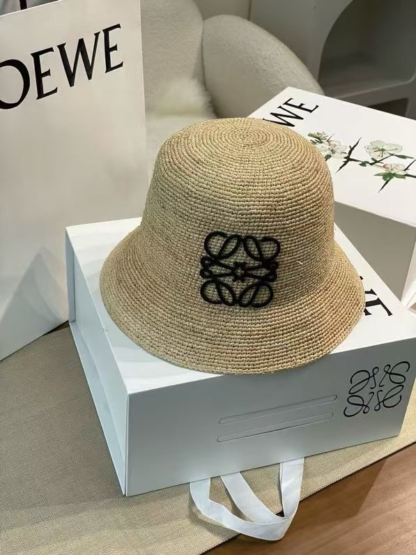 NO:355910,Running volume Loewe/Luo Yiwei Spring and summer new straw woven hat [Upgraded version of Heavy Industry upgrade this year is made of imported fine lafite grass. Treasures who have bought Lafite straw hats should know that the thinner the material, the more expensive it is.] Imported Lafite straw hats are cowhide leather iconic logo design, surrounded by leather rope. It is very modified. The face shape becomes smaller in minutes. The shape is very good. The braided texture of this hat style is particularly high-end, and the texture of the forage is very good. The hat shape makes the face look small!  Delicate and not exaggerated, everyday costumes are OK!  Every fairy should have it｜Summer beach vacationers or daily sun protection, it is definitely a fashionable and urgent need. Head circumference 57cm. Hat Straw Hat Fisherman's Hat Baseball Hat, Hats, loewe, loewe, espadrilles, espadrilles, cowhide, hats跑量 Loewe/罗意威 春夏新品草编帽【升级版今年重工提升采用进口细小拉菲草 编织而成 , 买过拉菲草帽的宝们应该都知拉菲草材料越细成本就越贵.】 进口拉菲草草帽 牛皮皮革标志性logo设计 皮绳环绕 其间.很修饰脸型分分钟变小V脸,型很感赞,本帽款子的编织质感都别特显高级,,草料肌理感非常好. 帽型超级显脸小！秀气不夸张 日常装都ok！每个仙女都该拥有｜夏天沙滩度假者或日常防晒,绝对时是髦刚需品.头围57cm.帽子草帽渔夫帽棒球帽,帽子,loewe,loewe,espadrilles,espadrilles,cowhide,hats,hat