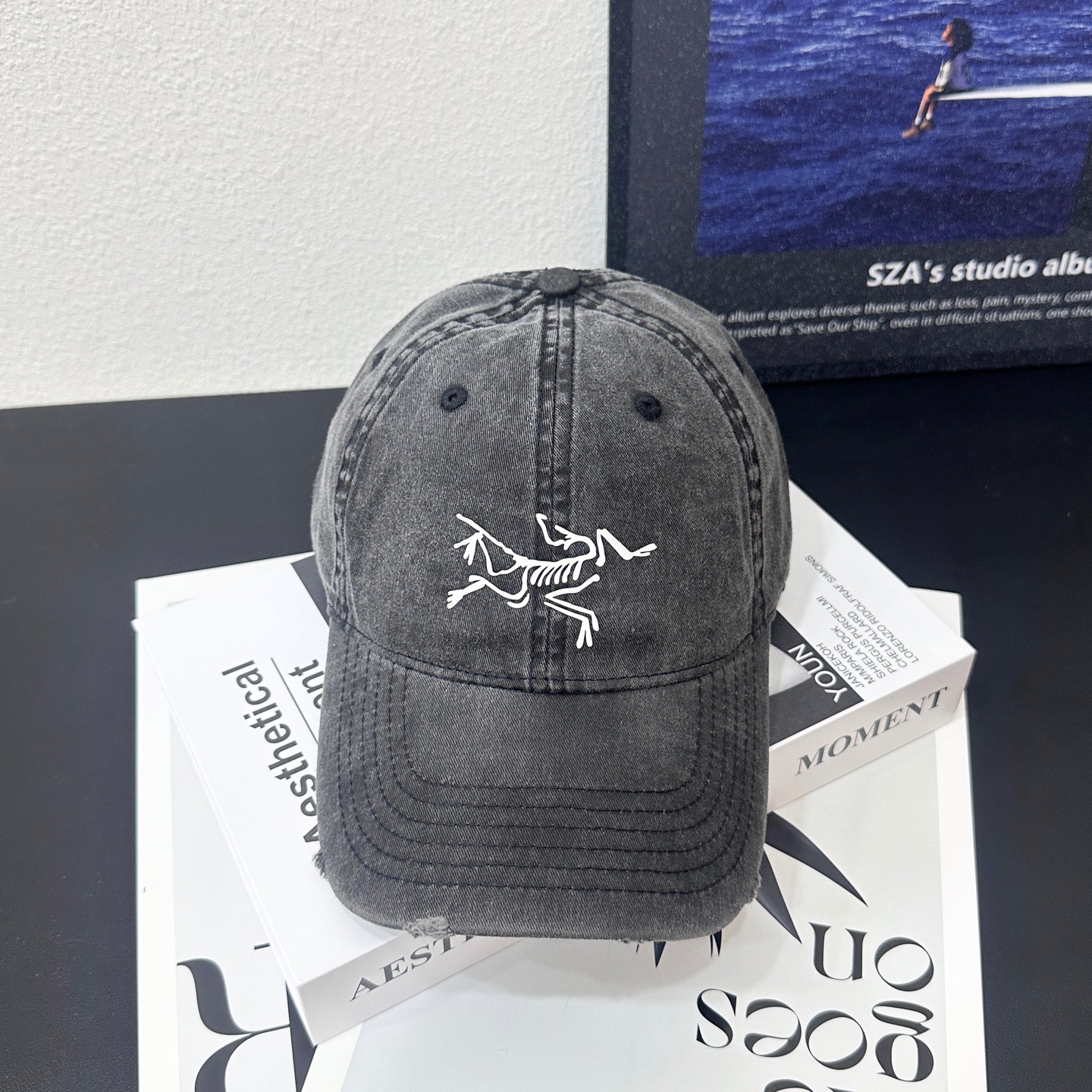 NO:360278,Running volume Archaeopteryx~New Washing Baseball Cap Sweet and Cool Baseball Cap~Fashionable Essence!  Soft top casual hat type, comfortable and soft, with twill cotton fabric, which is both a non-faced artifact and the finishing touch of outfits!  Men and women hat straw hat fisherman hat baseball hat, hat arc'teryx, espadrilles,hats跑量 始祖鸟～新款洗水棒球帽 甜酷棒球帽~时髦精必备款！ 软顶休闲帽型 舒适柔软 采用斜纹棉质面料 既是素颜神器又是穿搭的点睛之笔！男女同款帽子草帽渔夫帽棒球帽,帽子arc'teryx,espadrilles,hats,hat