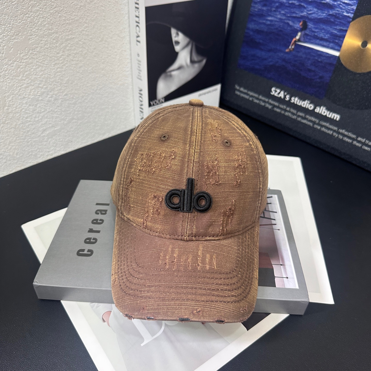 NO:360310,Running alo~New Wash Baseball Cap Sweet and Cool Baseball Cap~Fashionable Essence!  Soft top casual hat type, comfortable and soft, with twill cotton fabric, which is both a non-faced artifact and the finishing touch of outfits!  Men and women hat straw hat fisherman hat baseball hat, hat, espadrilles,hats跑量 alo～新款洗水棒球帽 甜酷棒球帽~时髦精必备款！ 软顶休闲帽型 舒适柔软 采用斜纹棉质面料 既是素颜神器又是穿搭的点睛之笔！男女同款帽子草帽渔夫帽棒球帽,帽子,espadrilles,hats,hat