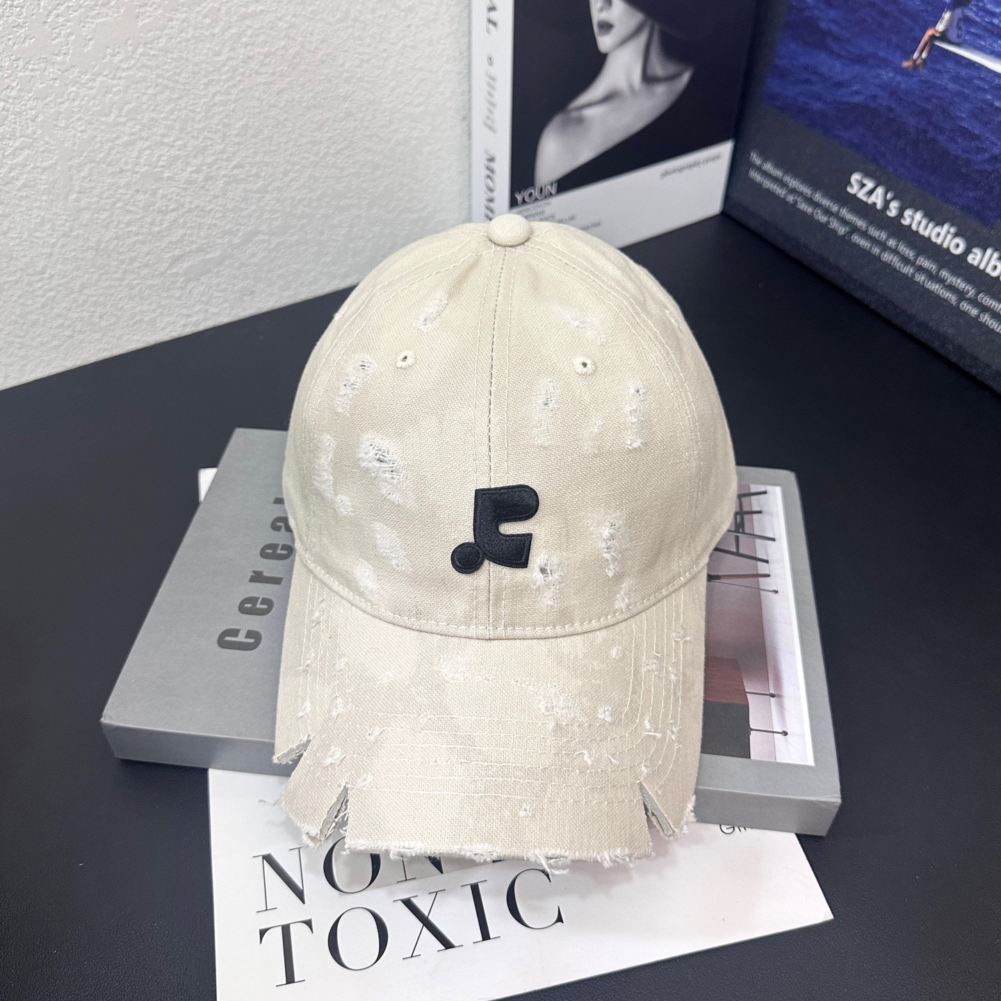 NO:360327,Running volume trendy brands~New wash baseball caps, sweet and cool baseball caps~Fashionable essentials!  Soft top casual hat type, comfortable and soft, with twill cotton fabric, which is both a non-faced artifact and the finishing touch of outfits!  Men and women hat straw hat fisherman hat baseball hat, hat, espadrilles,hats跑量 潮牌～新款洗水棒球帽 甜酷棒球帽~时髦精必备款！ 软顶休闲帽型 舒适柔软 采用斜纹棉质面料 既是素颜神器又是穿搭的点睛之笔！男女同款帽子草帽渔夫帽棒球帽,帽子,espadrilles,hats,hat