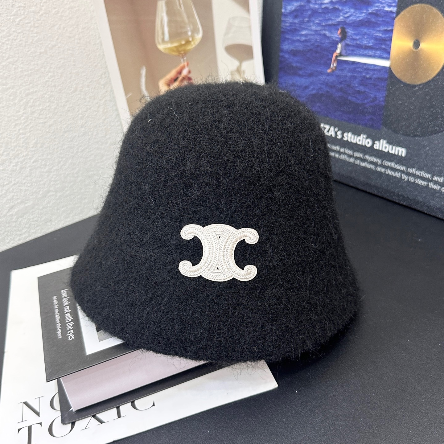 NO:360339,Running volume CELIN wool bucket hat Fully wool bucket hat ♀ When wearing a coat in autumn and winter, be sure to wear a bucket hat that shows high-end and elegant. The fabric is light and windproof and warm. A must-have for Korean outfits~ Modify the face and make the face look small. It is a hat that can be easily controlled without makeup!  Hat Straw Hat Fisherman Hat Baseball Hat, Hats, Celine, espadrilles, hats跑量 CELIN羊毛桶帽 全羊毛的水桶帽 ♀秋冬穿大衣的季节 一定要搭一顶尽显高级有气质的水桶帽 面料轻薄防风又保暖 韩系穿搭必入~ 修饰脸型显脸小 素颜都是可以轻松驾驭的一款帽子！帽子草帽渔夫帽棒球帽,帽子,celine,espadrilles,hats,hat