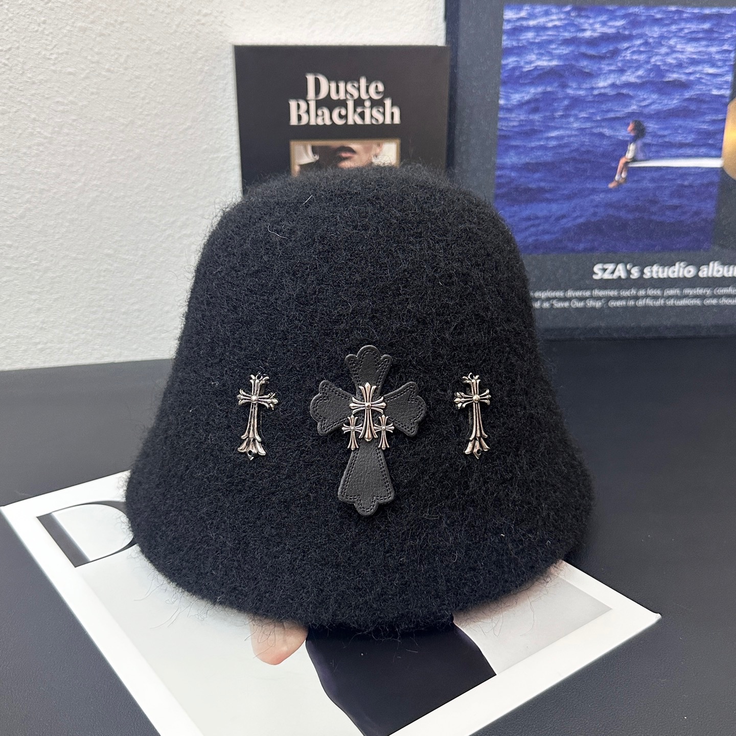 NO:360349,Running volume Croxin wool bucket hat Fully wool bucket hat ♀ When wearing a coat in autumn and winter, be sure to wear a bucket hat that shows high-end and elegant. The fabric is light and windproof and warm. A must-have for Korean outfits~ Modify the face and make the face look small. It is a hat that can be easily controlled without makeup!  Hat straw hat fisherman hat baseball hat, hat, chrome hearts, espadrilles, hats跑量 克罗心羊毛桶帽 全羊毛的水桶帽 ♀秋冬穿大衣的季节 一定要搭一顶尽显高级有气质的水桶帽 面料轻薄防风又保暖 韩系穿搭必入~ 修饰脸型显脸小 素颜都是可以轻松驾驭的一款帽子！帽子草帽渔夫帽棒球帽,帽子,chrome hearts,espadrilles,hats,hat