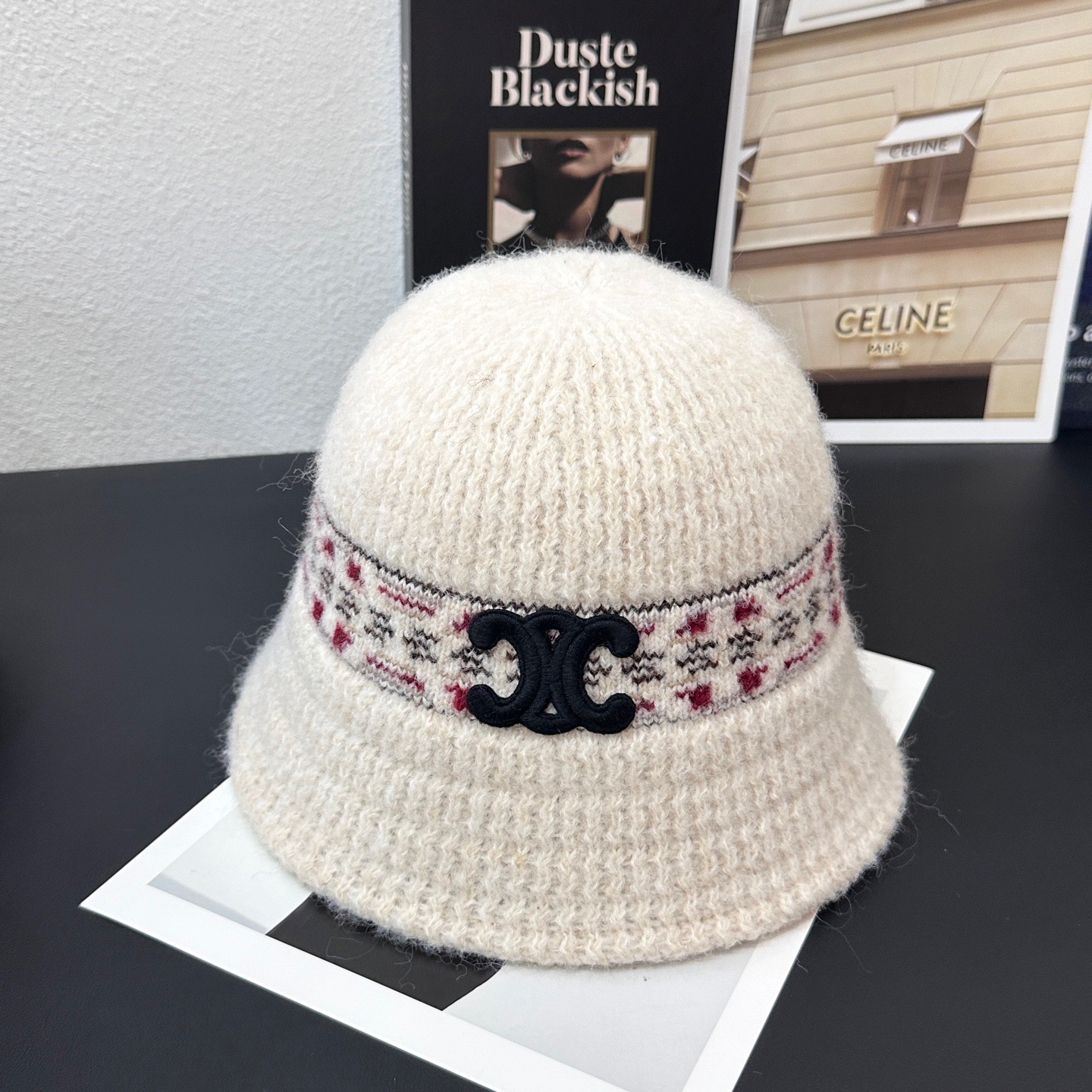 NO:360357,Running volume CELIN wool bucket hat Fully wool bucket hat ♀ When wearing a coat in autumn and winter, be sure to wear a bucket hat that shows high-end and elegant. The fabric is light and windproof and warm. A must-have for Korean outfits~ Modify the face and make the face look small. It is a hat that can be easily controlled without makeup!  Hat Straw Hat Fisherman Hat Baseball Hat, Hats, Celine, espadrilles, hats跑量 CELIN羊毛桶帽 全羊毛的水桶帽 ♀秋冬穿大衣的季节 一定要搭一顶尽显高级有气质的水桶帽 面料轻薄防风又保暖 韩系穿搭必入~ 修饰脸型显脸小 素颜都是可以轻松驾驭的一款帽子！帽子草帽渔夫帽棒球帽,帽子,celine,espadrilles,hats,hat