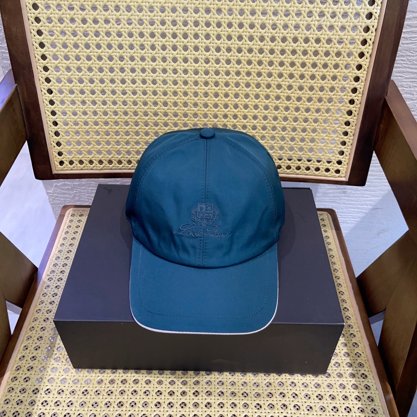 NO:361564,Running volume LP new model soft top design, diverse colors, relaxed and elegant temperament~ He Lianchao and Cai Wenjing are the same style. About the material, made of Wind microfiber processed by waterproof and windproof Storm System, the front of the hat is the same color LP logo, very exquisite embroidery technology, the lining is plaid face, and the back is elastic design, which is comfortable and breathable to wear. Hat straw hat fisherman hat baseball hat, hat, loro piana, espadrilles, hats跑量 LP新款 软顶设计,多元色彩,松弛又带优雅气质～何连超、蔡文静同款. 关于材质经过防水防风Storm System 处理的Wind微纤维定制而成,帽子正面是同色系 LP标志,非常精致的刺绣工艺,内衬是格子面部,后面是弹力设计,戴起来舒适透气.帽子草帽渔夫帽棒球帽,帽子,loro piana,espadrilles,hats,hat