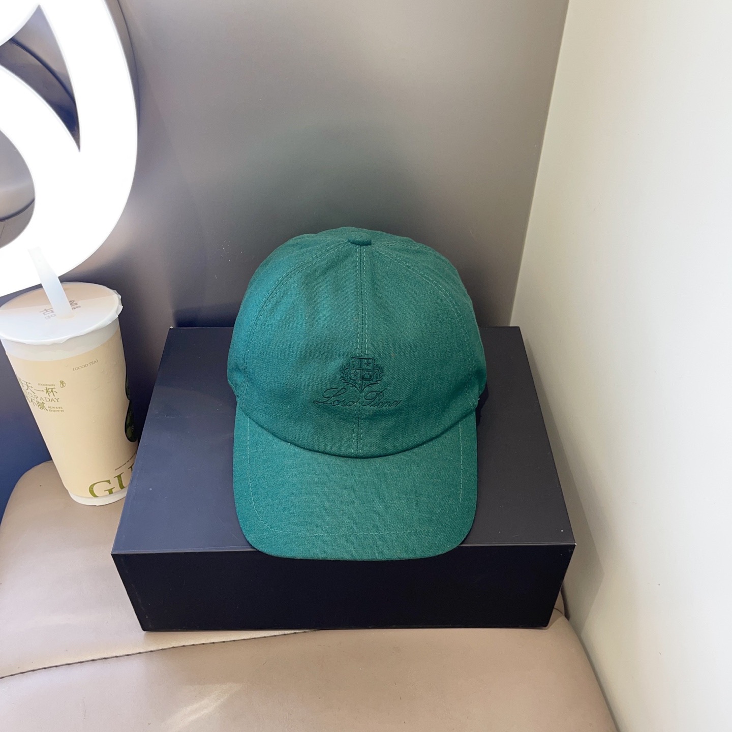 NO:361573,Running volume LP~ New linen breathable baseball cap Simple to go out on the street, natural style is coming. Delicate touch brings a touch of freshness and freedom. The solid color design of the hat body is simple but not lacking in style, showing the beauty of nature. Hat straw hat fisherman's hat baseball cap, hat, loro piana, espadrilles, hats跑量 LP～新款亚麻透气棒球帽 简约出街,自然风尚扑面而来. 细腻触感,带来一抹清新与自由. 帽身纯色设计,简约而不失格调,尽显自然之美.帽子草帽渔夫帽棒球帽,帽子,loro piana,espadrilles,hats,hat