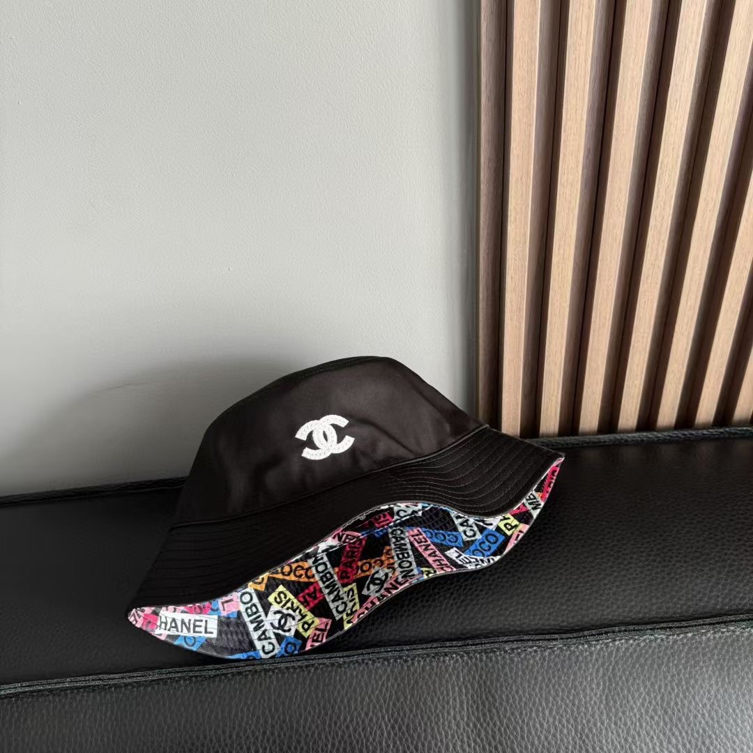 NO:361593,Running quantity, beaded logo hat, a fisherman's hat, and a baseball hat can be used to match different outfits, both are suitable for all seasons, the outer layer is 100 cotton, the hat is crisp and comfortable to wear, and is decorated with Swarovski pearl French embroidery and the plaid lining is full of retro and elegant style, hat straw hat fisherman's hat baseball hat, hat, espadrilles, hats跑量 珠片logo帽 一款渔夫帽一款棒球帽可用于搭配不同的着装两款都是四季适用 外层是100棉 帽型挺括佩戴舒适透气 以施华洛珍珠法式刺绣点缀于帽身格纹衬里充满了复古优雅的情调帽子草帽渔夫帽棒球帽,帽子,espadrilles,hats,hat