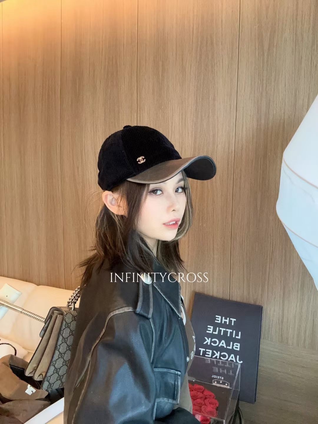 NO:365000,Running volume Chane's new corduroy baseball cap. Since it has the light and breathable summer, it must be windproof and warm in winter!  This autumn and winter baseball cap, the corduroy material is really exciting. I think it is a super hot product, casual and versatile, and the rhythm of the street is to be browsed. Let’s grab the first wave and get started with the hat, fisherman’s hat, baseball cap, knit hat, hat, chanel, espadrilles, hats跑量 Chane新款灯芯绒棒球帽 既然有夏天的轻薄透气的就要有冬天防风保暖的！ 今年秋冬款的棒球帽,玩起了灯芯绒材质真的挺带感的、我觉得是超级大爆款,休闲百搭,要刷街的节奏,咱们抢头一波先搞起来吧帽子渔夫帽棒球帽针织帽,帽子,chanel,espadrilles,hats,hat