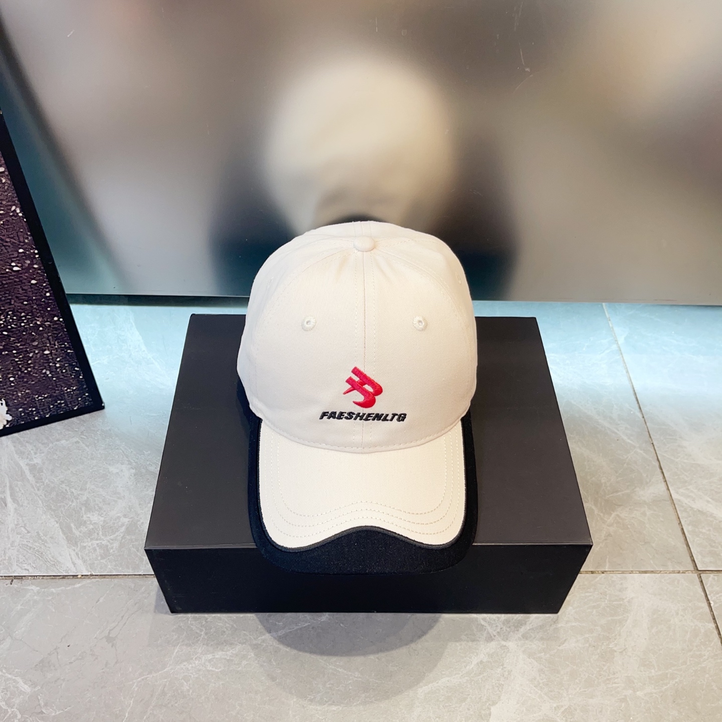 NO:365009,Running volume Balenciaga~ New baseball cap early autumn style is very good to match, lazy style is displayed in minutes, and the face is bare-faced and the color combination is super tasteful. It is so recommended, whoever wears it looks good!  !  !  Hat fisherman hat baseball hat knit hat, hat, balenciaga, espadrilles,hats跑量 巴黎世家～早秋新款棒球帽 款式很好搭配,慵懒风分分钟展现,素颜显脸小拼色超有品味 太推荐了,谁戴谁好看！！！帽子渔夫帽棒球帽针织帽,帽子,balenciaga,espadrilles,hats,hat