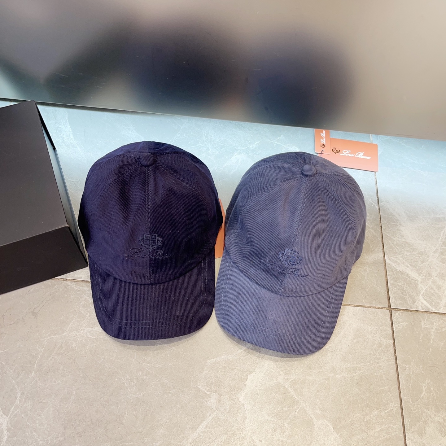 NO:365015,Running volume LP~ New corduroy baseball cap is a super versatile style. The corduroy has a good texture and is not thick and not hot. Head circumference: about 57cm hat, fisherman hat, baseball cap, knit hat, hat, loro piana, espadrilles, hats跑量 LP～新款灯芯绒棒球帽 超级百搭的一个款,灯芯绒质感很好,不厚戴着不热. 头围:57cm左右帽子渔夫帽棒球帽针织帽,帽子,loro piana,espadrilles,hats,hat