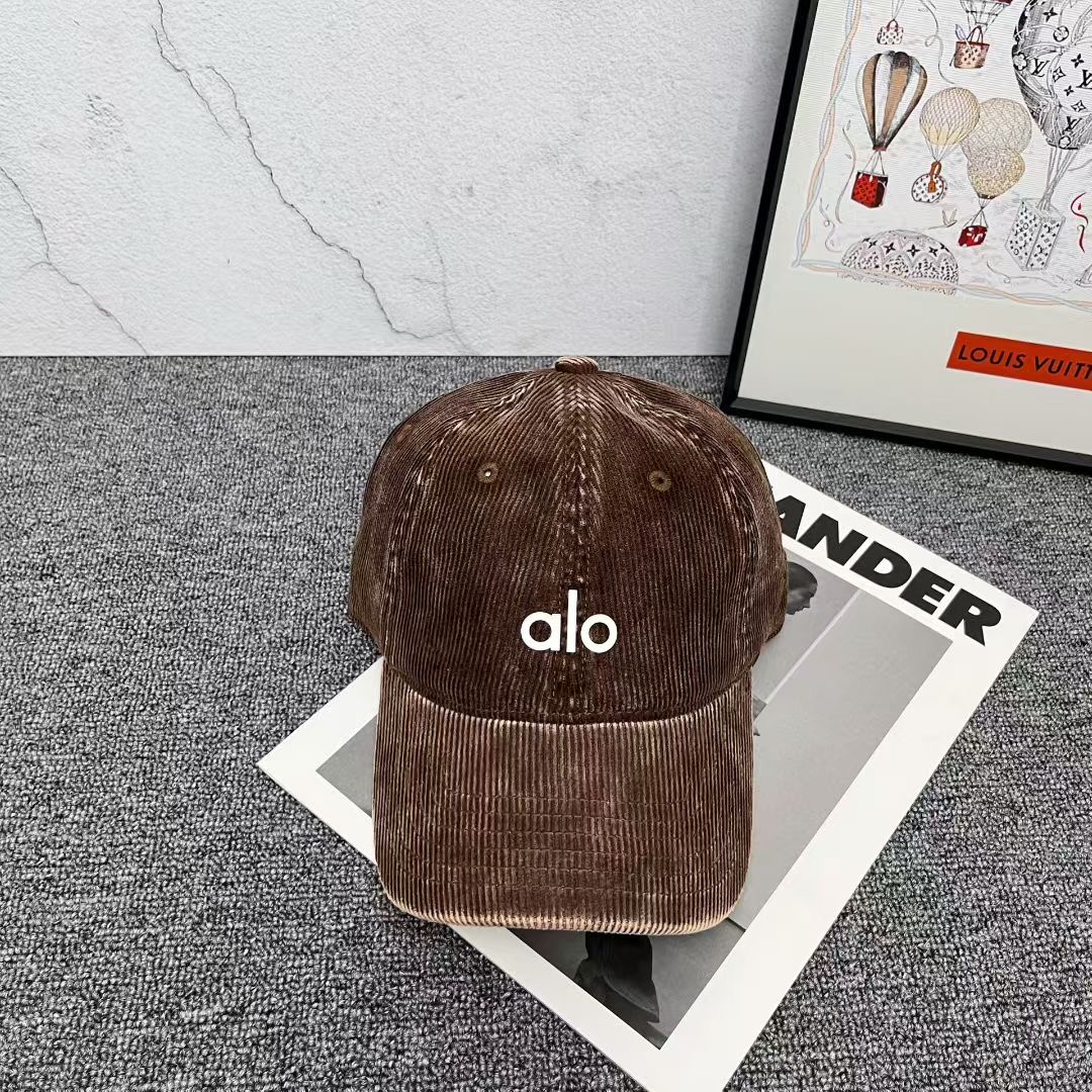 NO:365025,Running alo corduroy new baseball hat The hat has a very good style, no matter how you match it, the fabric is made of high-quality corduroy fabric, autumn and winter look accessories hat, fisherman hat, baseball hat, knit hat, hat, espadrilles, hats跑量 alo灯芯绒新款棒球帽 帽子的版型很好,不管怎么搭配都好看,面料采用的是高品质灯芯绒面料,秋冬look配饰帽子渔夫帽棒球帽针织帽,帽子,espadrilles,hats,hat