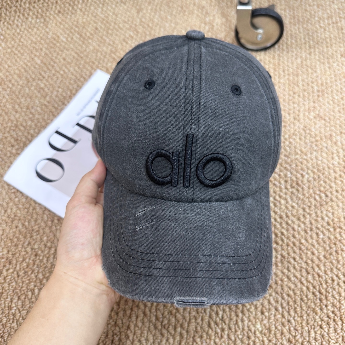 NO:532677,Running alo~ New ripped wash cotton baseball cap, personalized and fashionable style, casual and cool feeling, the same style for men and women!  Material: Cotton Head circumference: 56-58cm hat Fisherman's hat Baseball hat Knitted hat, hat, espadrilles, hats19860909跑量 alo～新款破洞洗水棉布棒球帽,个性时尚款 休闲带点酷酷的感觉,男女同款！ 材质:棉 头围:56-58cm均可帽子渔夫帽棒球帽针织帽,帽子,espadrilles,hats,hat