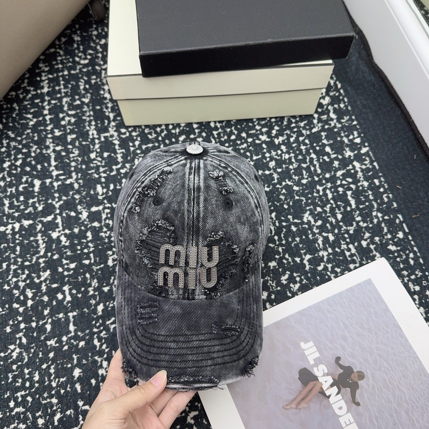NO:532734,Running volume MiuMiu sweet and cool denim baseball cap is full of retro style in autumn and winter!  Hat fisherman hat baseball hat knit hat, hat, miumiu, espadrilles, hats19860909跑量 MiuMiu 甜酷牛仔棒球帽 秋冬复古气质十足！帽子渔夫帽棒球帽针织帽,帽子,miumiu,espadrilles,hats,hat