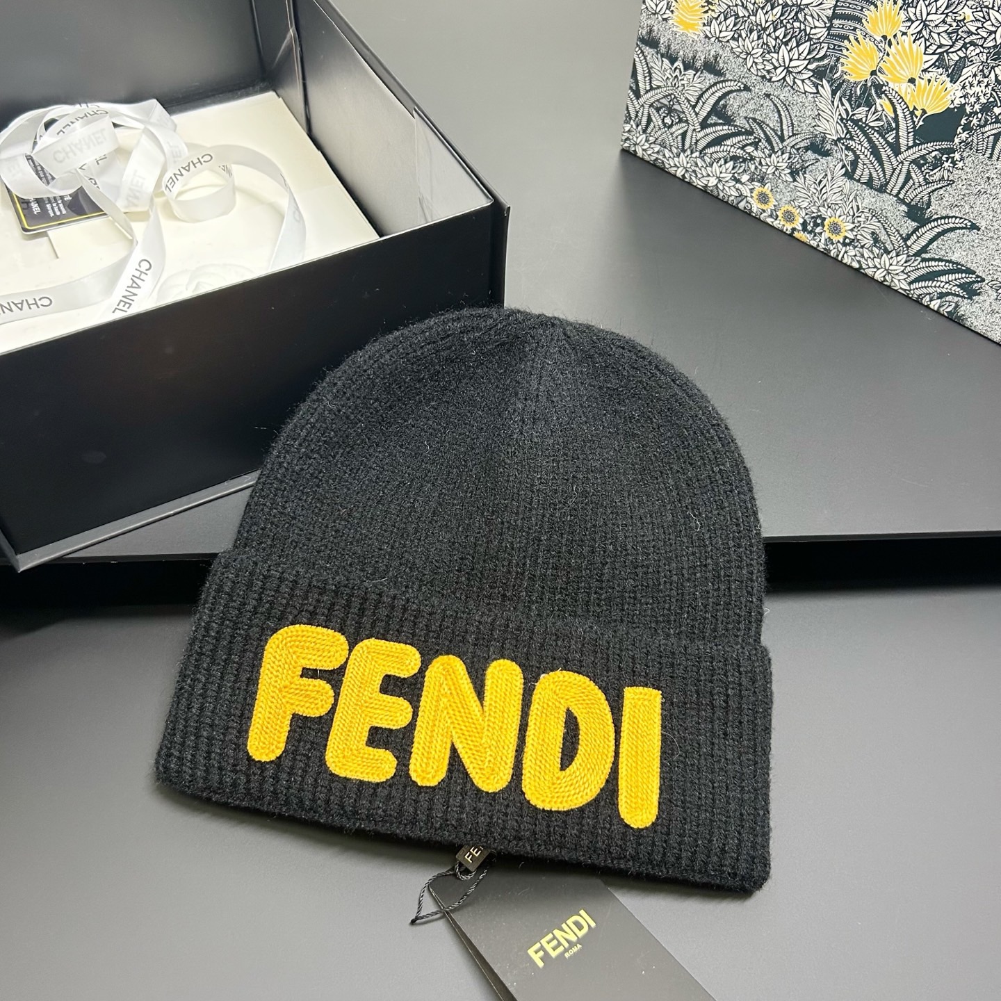 NO:553004,Running volume Fendi ~ Autumn and winter popular cold hats Knitted style Versatile small items that you can wear with your eyes closed One-size-fits-all hats Fisherman hats Baseball caps Knitted hats, hats, fendi, espadrilles, hats19860909跑量 芬迪～秋冬爆款冷帽 针织款 闭眼入的百搭小单品 均码帽子渔夫帽棒球帽针织帽,帽子,fendi,espadrilles,hats,hat