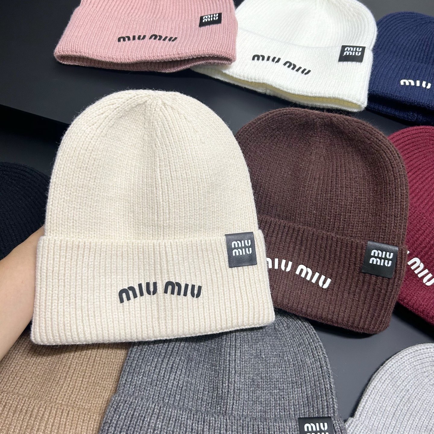 NO:553009,MiuMiu~The most popular cold hat in autumn and winter, knitted style, a versatile small item that you can wear with your eyes closed. One-size-fits-all hats, fisherman hats, baseball caps, knitted hats, hats, miumiu, espadrilles, hats19860909跑量 MiuMiu～秋冬爆款冷帽 针织款 闭眼入的百搭小单品 均码帽子渔夫帽棒球帽针织帽,帽子,miumiu,espadrilles,hats,hat