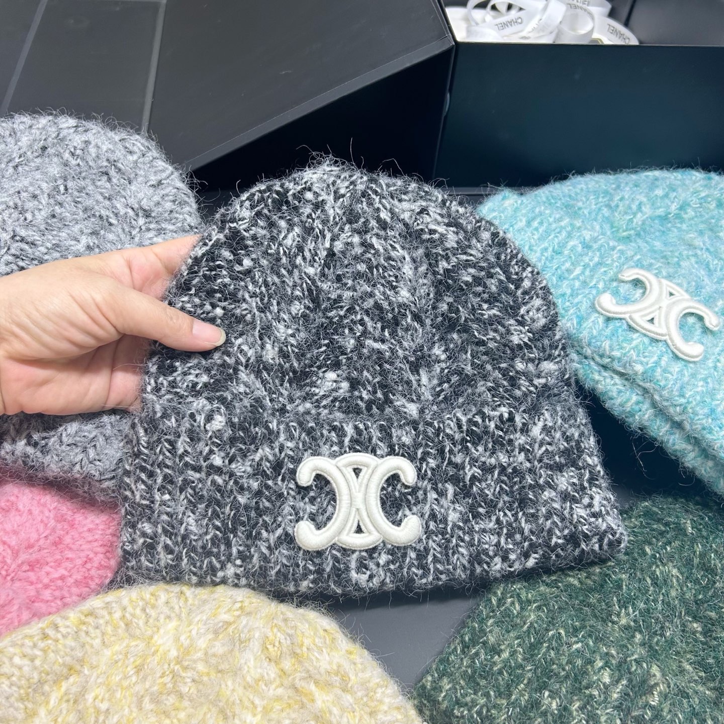 NO:553014,Running volume Celine ~ thick twist-shaped woolen hat with a thick mouth. Super retro taste online. It is different from the colorful ones on the street now. This one has great connotation. The thick woolen yarn is wound like an iron rope. The thick edge design makes the face look small. If you are discerning, I recommend this hat to you: fisherman hat, baseball cap, knitted hat, hat, celine, Moncler, espadrilles, hats19860909跑量 赛琳～蒙口麻花形厚款毛线帽 超复古的品位在线 区别现在满大街花花绿绿的 这款好有内涵 加粗毛线成铁索状缠绕 粗围边设计很显脸小 有眼光的这款推荐你帽子渔夫帽棒球帽针织帽,帽子,celine,Moncler,espadrilles,hats,hat