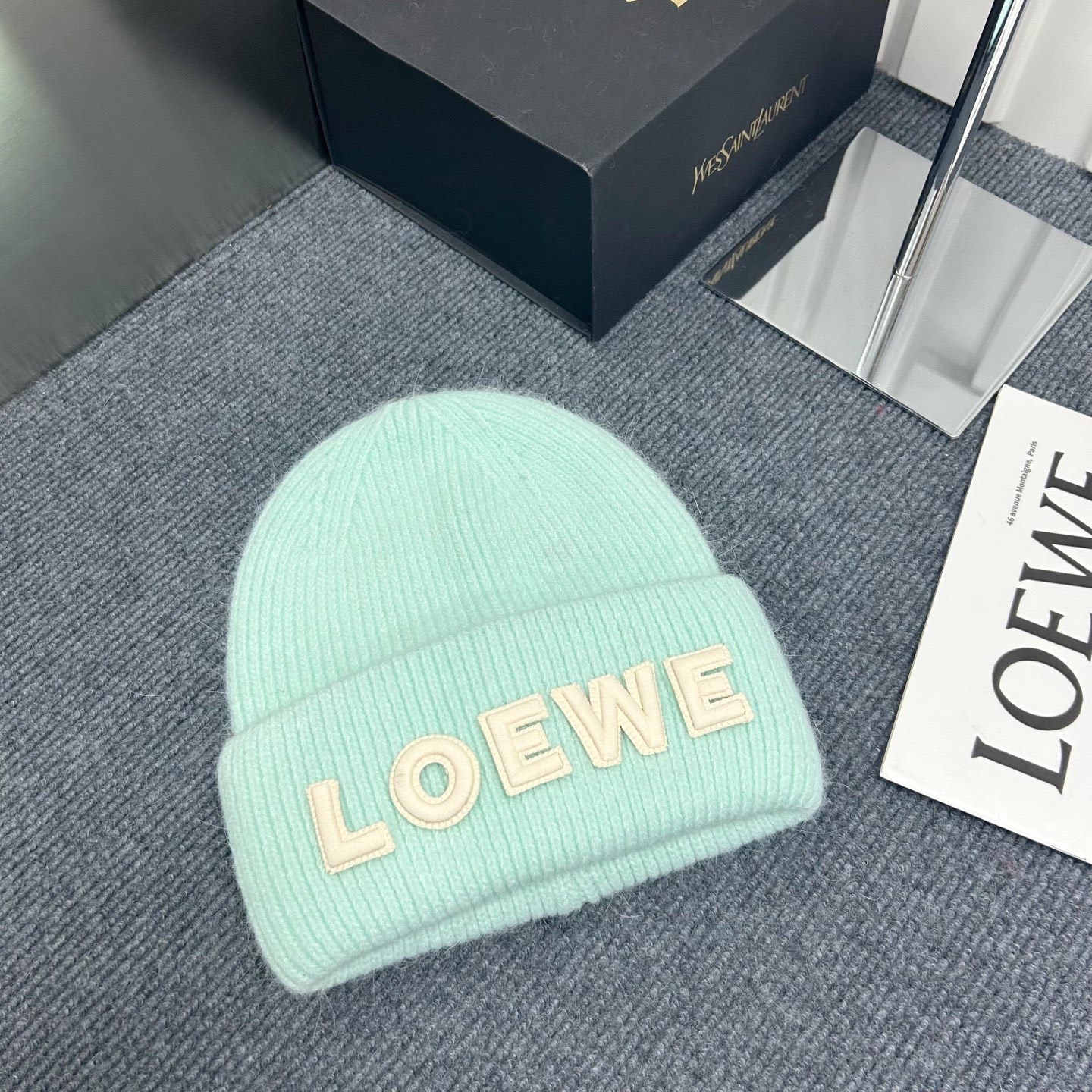 NO:552982,Running volume Loewe ~ New Rabbit Fur Knitted Hat This rabbit fur knitted hat goes well with any type. You can never go wrong buying this one!  Hats, bucket hats, baseball caps, knitted hats, hats, loewe, espadrilles, hats19860909跑量 Loewe～新款兔毛针织帽 这种兔毛毛线帽不管什么类型的一点都好配 入手这个绝不会错！帽子渔夫帽棒球帽针织帽,帽子,loewe,espadrilles,hats,hat