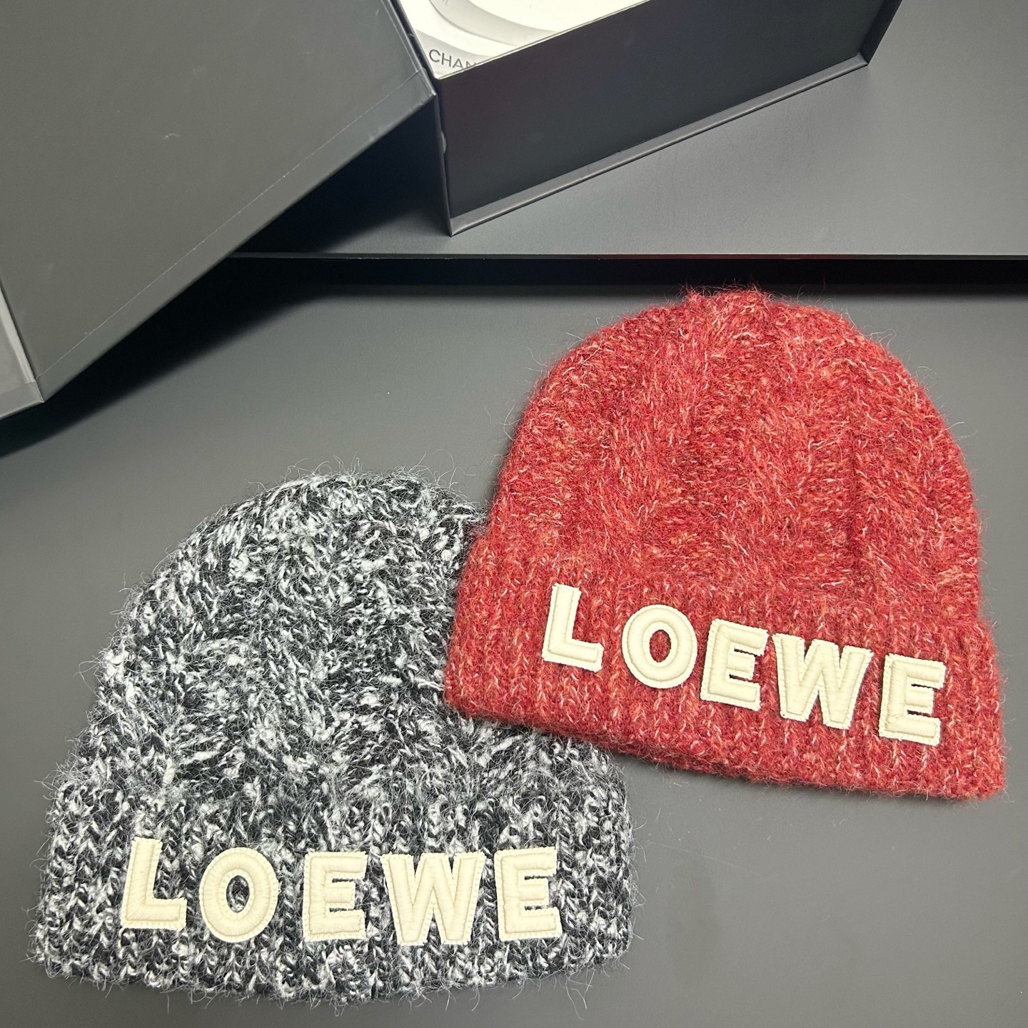 NO:552986,Running volume Loewe ~ Twist-shaped thick woolen hat. Super retro taste online. It is different from the colorful ones on the street now. This one has good connotation. The thick woolen yarn is wound like an iron rope. The thick edge design makes the face look smaller. If you are discerning, I recommend this hat to you. Fisherman hat, baseball cap, knitted hat, hat, loewe, espadrilles, hats19860909跑量 Loewe～麻花形厚款毛线帽 超复古的品位在线 区别现在满大街花花绿绿的 这款好有内涵 加粗毛线成铁索状缠绕 粗围边设计很显脸小 有眼光的这款推荐你帽子渔夫帽棒球帽针织帽,帽子,loewe,espadrilles,hats,hat