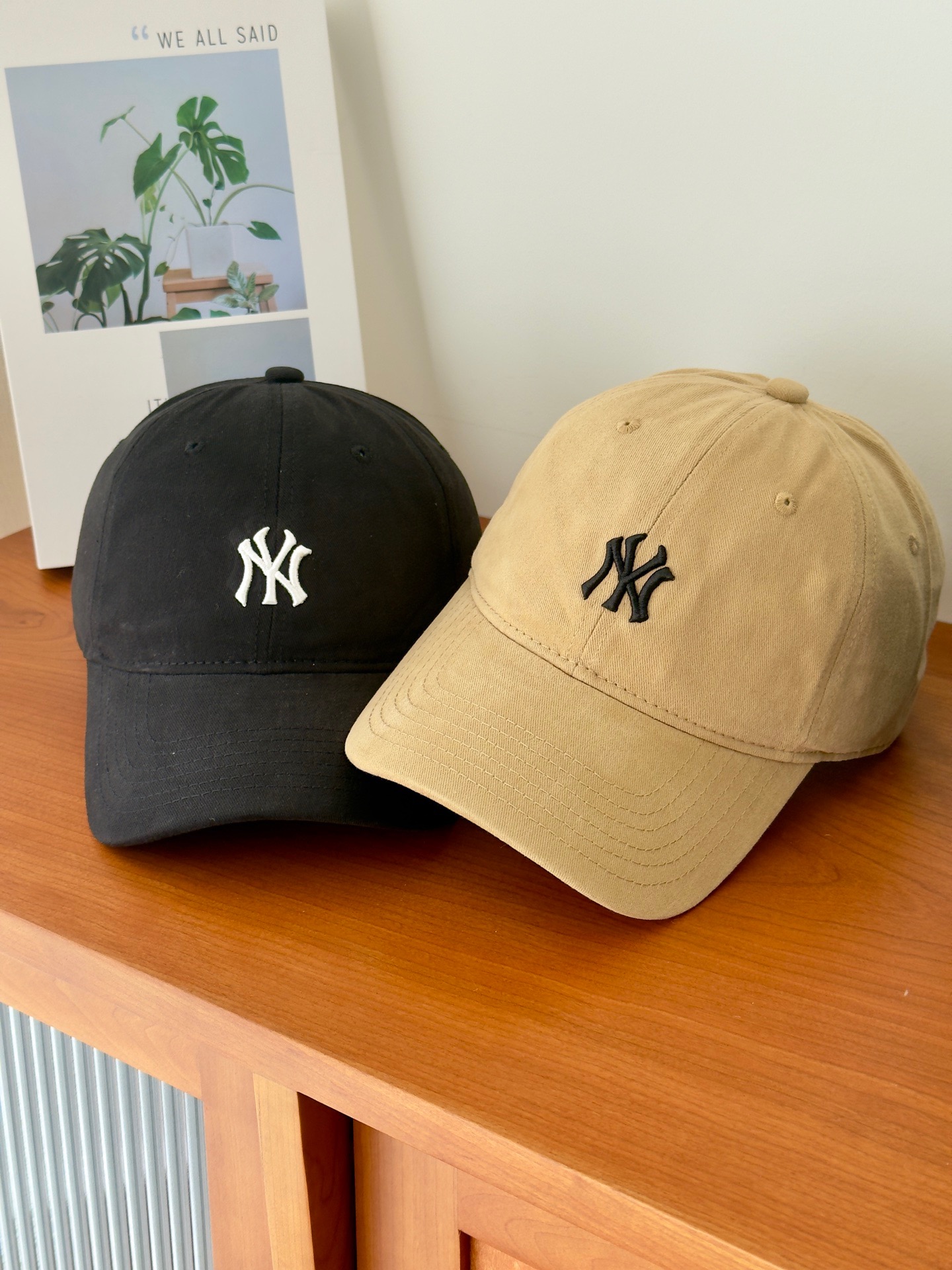 NO:579835,Running volume Ny ~ Baseball cap Sweet and cool baseball cap ~ a must-have for fashion!  The soft-top casual hat is comfortable and soft and made of twill cotton fabric. It is both a makeup-free artifact and the finishing touch of an outfit!  Unisex hats, fisherman hats, baseball caps, knitted hats, hats, espadrilles, hats19860909跑量 Ny～棒球帽 甜酷棒球帽~时髦精必备款！ 软顶休闲帽型 舒适柔软 采用斜纹棉质面料 既是素颜神器又是穿搭的点睛之笔！男女同款帽子渔夫帽棒球帽针织帽,帽子,espadrilles,hats,hat