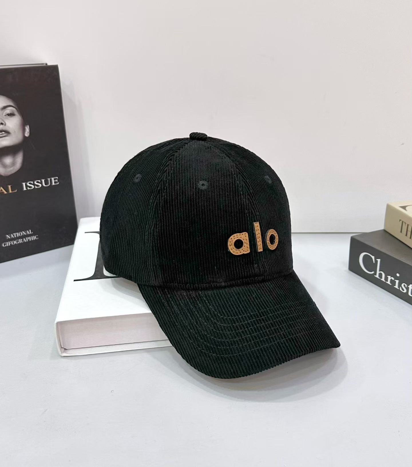 NO:579844,Running volume alo ~ Corduroy new baseball cap. The shape of the hat is very good. It looks good no matter how it is matched. The fabric is made of high-quality corduroy fabric. Autumn and winter look accessories hats fisherman hats baseball caps knitted hats, hats, espadrilles, hats19860909跑量 alo～灯芯绒新款棒球帽 帽子的版型很好,不管怎么搭配都好看,面料采用的是高品质灯芯绒面料,秋冬look配饰帽子渔夫帽棒球帽针织帽,帽子,espadrilles,hats,hat