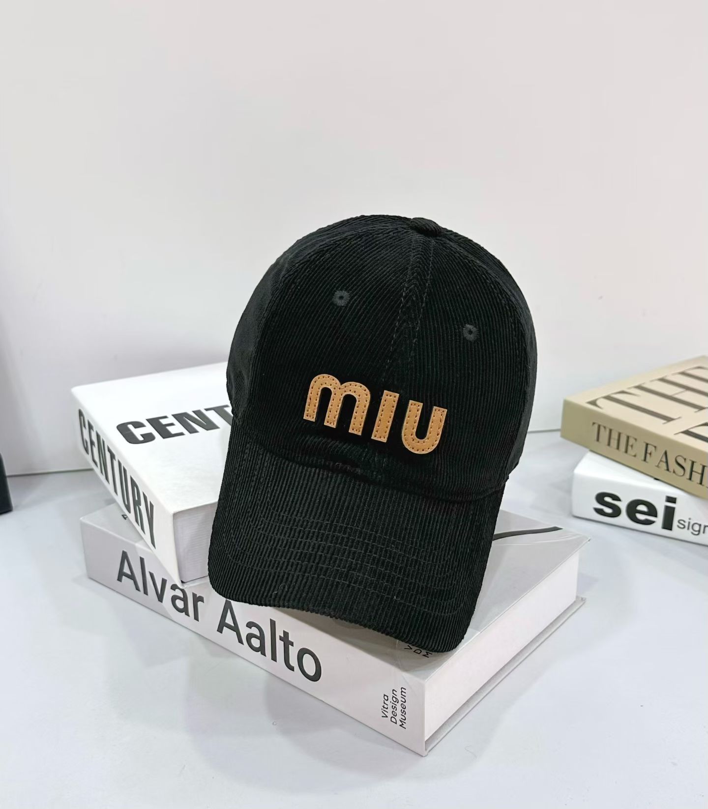 NO:579850,Running volume MiuMiu ~ Corduroy new baseball cap The hat has a very good shape and looks good no matter how it is matched. The fabric is made of high-quality corduroy fabric. Autumn and winter look accessories hats fisherman hats baseball caps knitted hats, hats, miumiu, espadrilles, hats19860909跑量 MiuMiu～灯芯绒新款棒球帽 帽子的版型很好,不管怎么搭配都好看,面料采用的是高品质灯芯绒面料,秋冬look配饰帽子渔夫帽棒球帽针织帽,帽子,miumiu,espadrilles,hats,hat