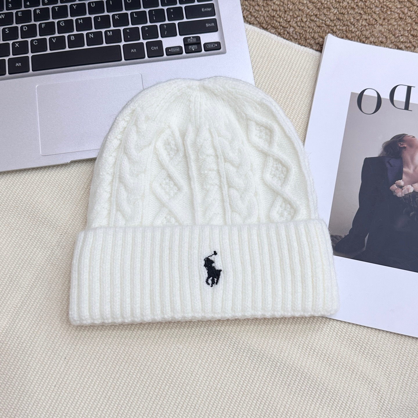 NO:579856,Running polo ~ new twist knitted hat. The knitted hat is really warm. It is soft and waxy and very warm. It also looks good when worn without makeup!  Hats bucket hat, baseball cap, knitted hat, hat, espadrilles, hats19860909跑量 polo～新款麻花针织帽 针织帽真的很保暖啊,软软糯糯的很暖和,素颜戴也好看的！帽子渔夫帽棒球帽针织帽,帽子,espadrilles,hats,hat
