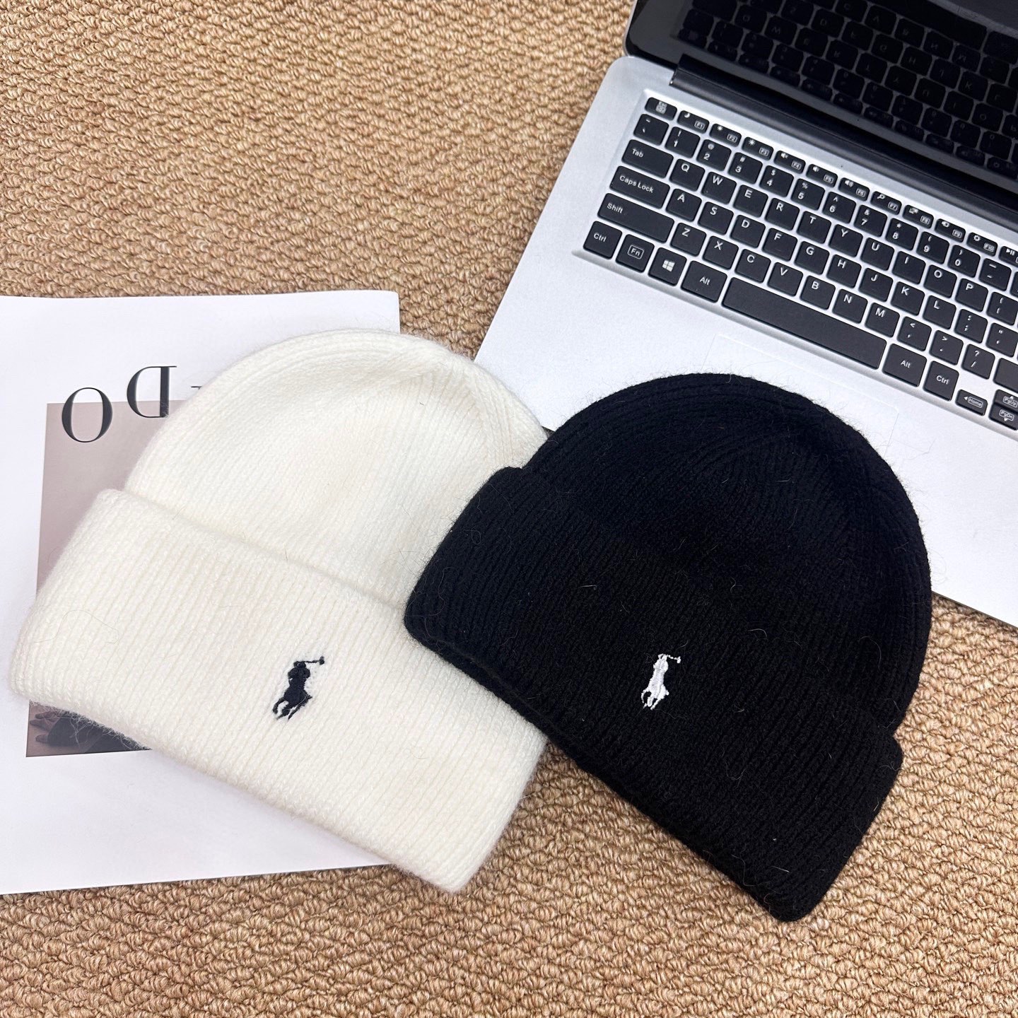 NO:579822,Polo Pony ~ New Rabbit Fur Knitted Hat. This kind of rabbit fur knitted hat goes well with any type. You can never go wrong buying this one!  Hats bucket hat, baseball cap, knitted hat, hat, espadrilles, hats19860909跑量 Polo小马～新款兔毛针织帽 这种兔毛毛线帽不管什么类型的一点都好配 入手这个绝不会错！帽子渔夫帽棒球帽针织帽,帽子,espadrilles,hats,hat