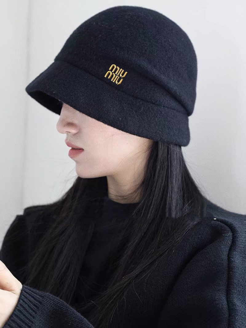 NO:579836,Running volume 25 autumn and winter models MiuMiu new wool bucket hat Elegant and romantic casual folding hat bucket hat baseball cap knitted hat, hat, miumiu, espadrilles, hats19860909跑量 25秋冬款 MiuMiu新款羊毛渔夫帽 优雅浪漫随意折叠 帽子渔夫帽棒球帽针织帽,帽子,miumiu,espadrilles,hats,hat