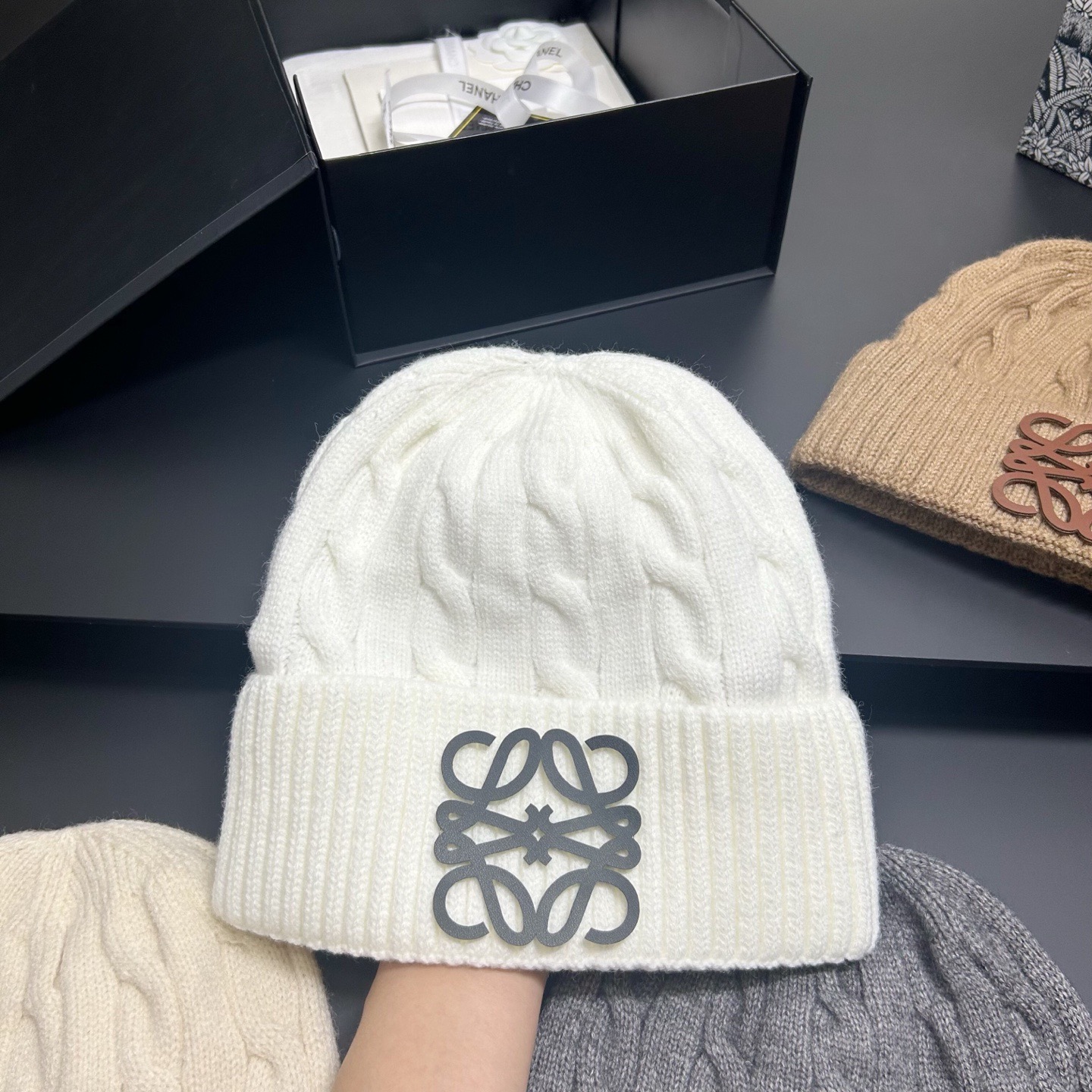 NO:579851,Running volume Loewe ~ New twist knitted hat. The knitted hat is really warm. It is soft and waxy and very warm. It also looks good when worn without makeup!  Hats, bucket hats, baseball caps, knitted hats, hats, loewe, espadrilles, hats19860909跑量 Loewe～新款麻花针织帽 针织帽真的很保暖啊,软软糯糯的很暖和,素颜戴也好看的！帽子渔夫帽棒球帽针织帽,帽子,loewe,espadrilles,hats,hat