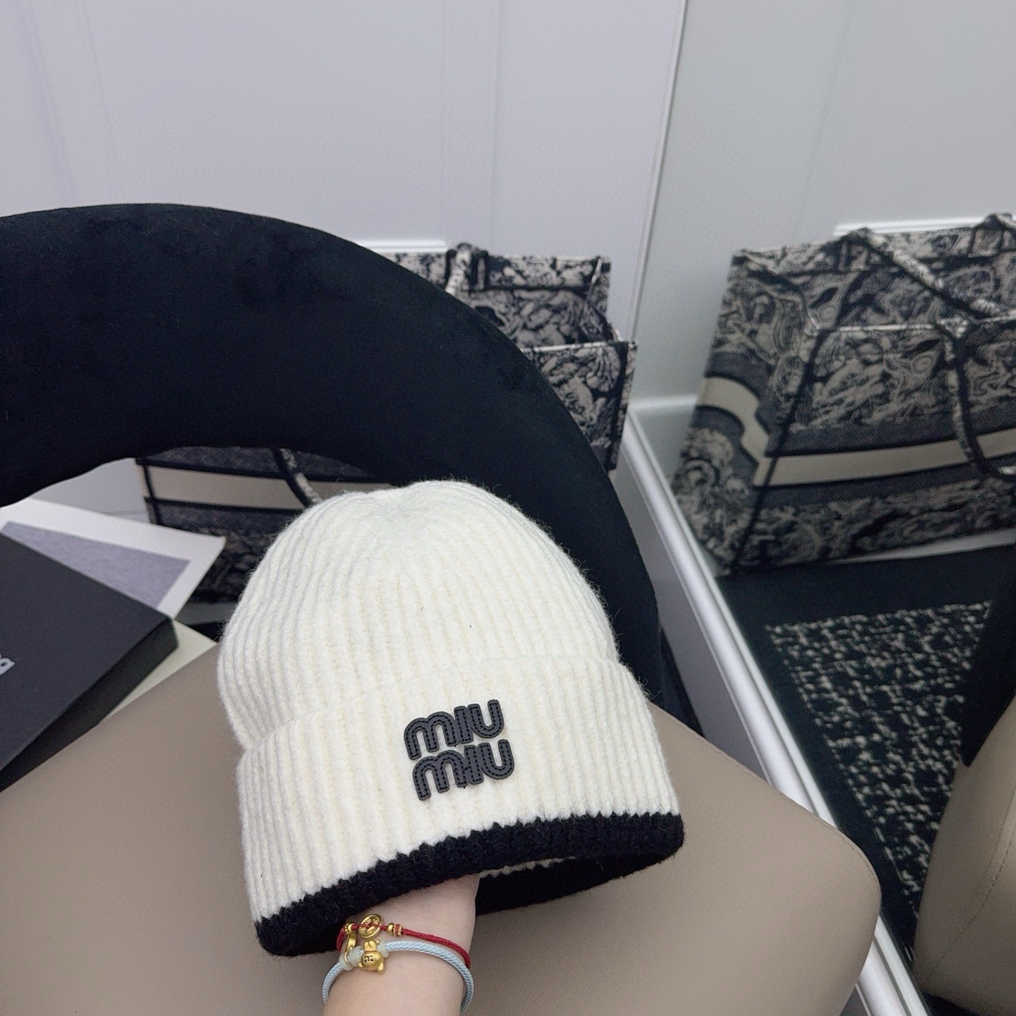 NO:579853,MiuMiu’s new beanie has a high-end feel and comes in versatile colors for autumn and winter!  Hats bucket hat, baseball cap, knitted hat, hat, miumiu, espadrilles, hats19860909跑量 MiuMiu新款毛线帽 高级感十足 秋冬百搭色！帽子渔夫帽棒球帽针织帽,帽子,miumiu,espadrilles,hats,hat