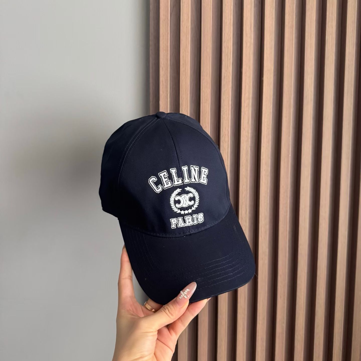 NO:579860,Running volume~ Celine~ The 2025 new baseball cap is made of twill cotton fabric. It is both a no-makeup artifact and the finishing touch of an outfit!  Unisex hats, fisherman hats, baseball caps, knitted hats, hats, celine, espadrilles, hats19860909跑量～ 赛琳～2025新款棒球帽 采用斜纹棉质面料 既是素颜神器又是穿搭的点睛之笔！男女同款帽子渔夫帽棒球帽针织帽,帽子,celine,espadrilles,hats,hat