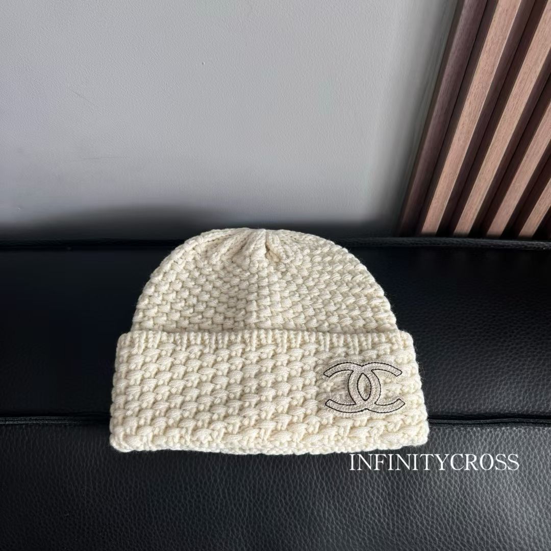 NO:579869,Running volume Ch@nel Chanel Advanced Handicraft Workshop This season’s cold hats are really beautiful. I love this double C logo fur hat. I am already looking forward to winter. Hats, bucket hats, baseball caps, knitted hats, hats, chanel, espadrilles, hats19860909跑量 Ch@nel 香奈儿 高级手工坊 这一季的冷帽真的太太太太美了,超爱这款双C logo毛帽,已经无比期待冬天了帽子渔夫帽棒球帽针织帽,帽子,chanel,espadrilles,hats,hat