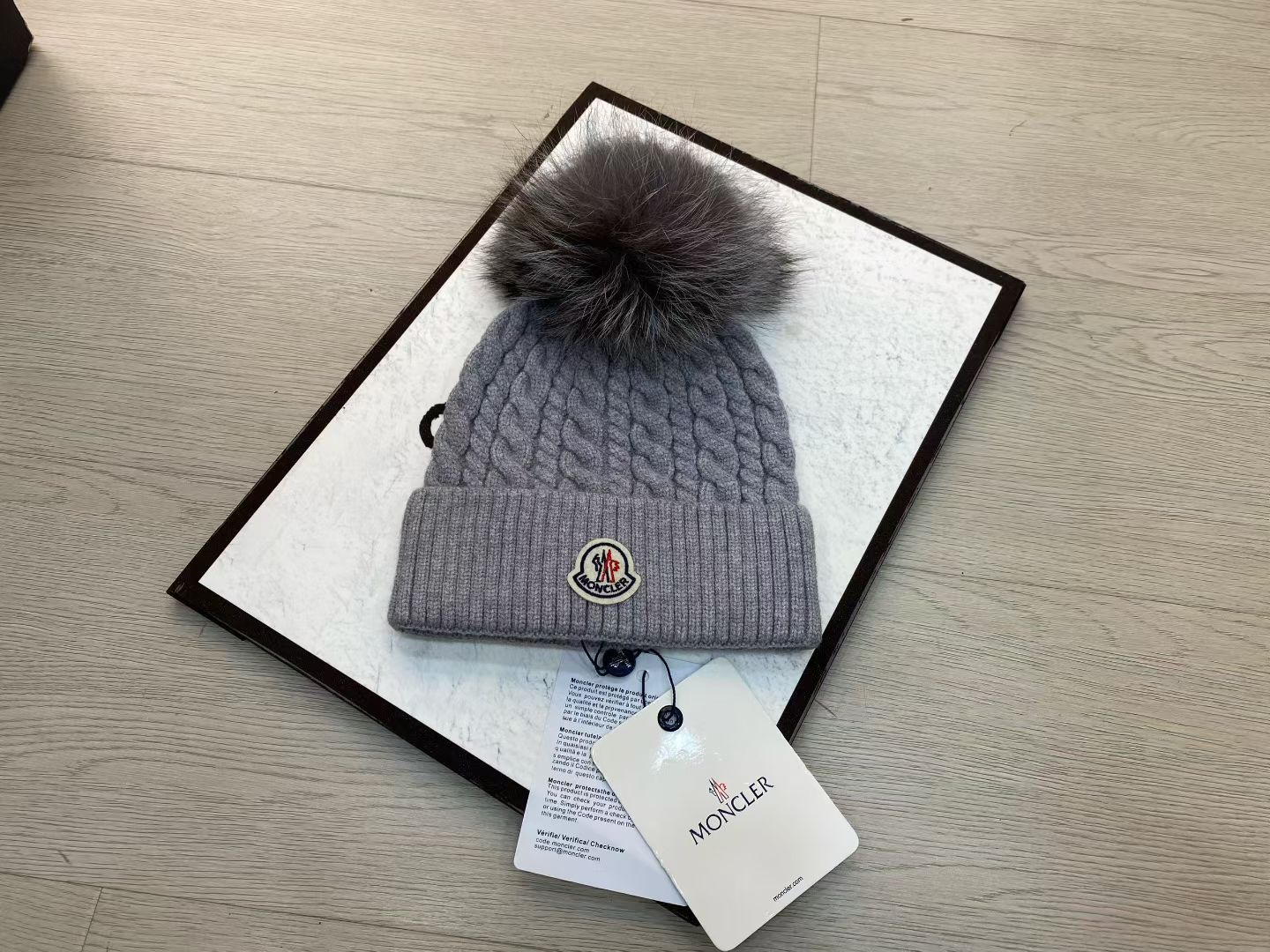 NO:580021,Running volume Moncler autumn and winter women's wool woven warm knitted hat has a soft and waxy texture like cashmere, authentic quality enjoyment!  Hats bucket hat, baseball cap, knitted hat, hat, Moncler, espadrilles, hats19860909跑量 Moncler蒙口秋冬女士羊毛编织保暖针织帽 羊绒软糯般质感,正品级享受！帽子渔夫帽棒球帽针织帽,帽子,Moncler,espadrilles,hats,hat