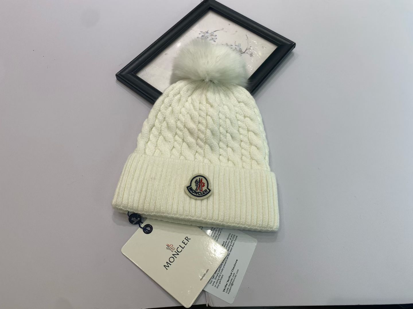 NO:580026,Moncler's new woolen hat with a furry mouth is just on the top of the head, so cute that it is irresistible~ Warm and comfortable, it is the best partner in winter when paired with a coat or a down jacket. Hats, bucket hats, baseball caps, knitted hats, hats, Moncler, espadrilles, down jacket, hats19860909跑量 Moncler蒙口新款毛线帽 毛茸茸的毛球就在头顶,可爱到无法抗拒～ 保暖又舒适,配大衣还是羽绒服,都是冬日里的最佳拍档.帽子渔夫帽棒球帽针织帽,帽子,Moncler,espadrilles,down jacket,hats,hat