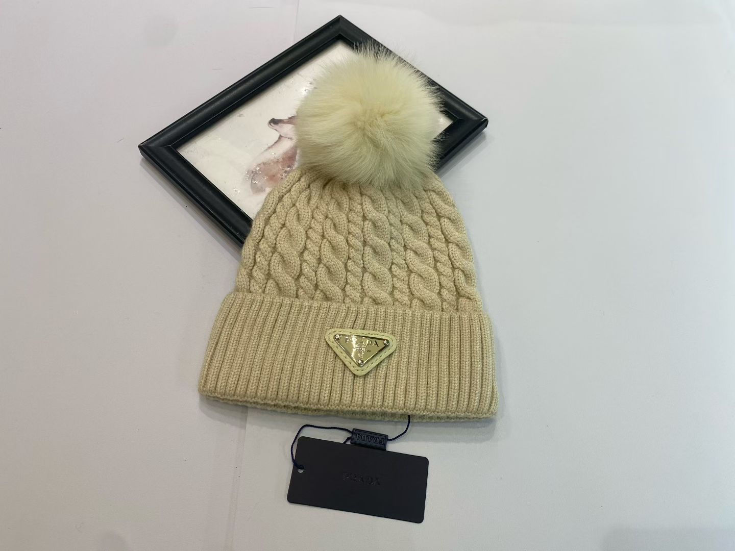 NO:580032,Running volume P home ~ New style woolen hat. The fluffy fur ball is on the top of the head, so cute that it is irresistible ~ Warm and comfortable, it is the best partner in winter when paired with a coat or a down jacket. Hats, fisherman hats, baseball caps, knitted hats, hats, espadrilles, down jackets, hats19860909跑量 P家～新款毛线帽 毛茸茸的毛球就在头顶,可爱到无法抗拒～ 保暖又舒适,配大衣还是羽绒服,都是冬日里的最佳拍档.帽子渔夫帽棒球帽针织帽,帽子,espadrilles,down jacket,hats,hat