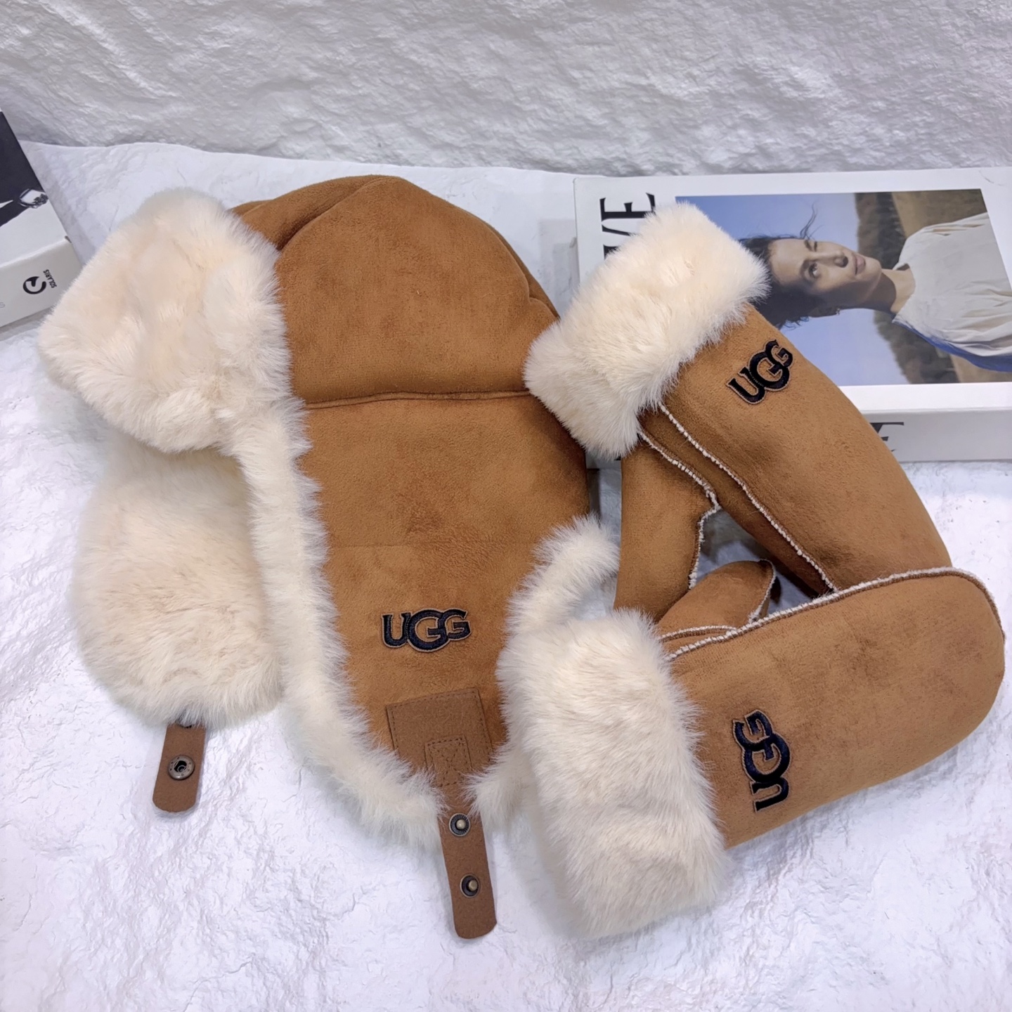 NO:580037,Running volume UGG Lei Feng hat set for middle-aged and older children, hat and gloves. Encrypted and thickened to keep warm, you can play in the snow in winter without freezing. The outer layer is windproof buckskin, and the inner layer is thickened with imitation rabbit fur. It is skin-friendly, soft and waxy, not itchy and does not prick. Dimensions: Cap length: 34cm, width: 22cm. Maximum head circumference can be 53cm. Gloves are 24.5cm wide.  10cm wide hat, bucket hat, baseball cap, knitted hat, hat, espadrilles, gloves, hats19860909跑量 UGG中大童雷锋帽套装帽子手套 加密加厚保暖,冬日玩雪不冷不冻,尽情玩耍外层防风鹿皮绒,内里加厚仿兔毛,亲肤软糯,不痒不扎 尺寸帽身长34cm,宽22cm 头围最大可戴53cm 手套放开24.5cm 宽10cm帽子渔夫帽棒球帽针织帽,帽子,espadrilles,gloves,hats,hat