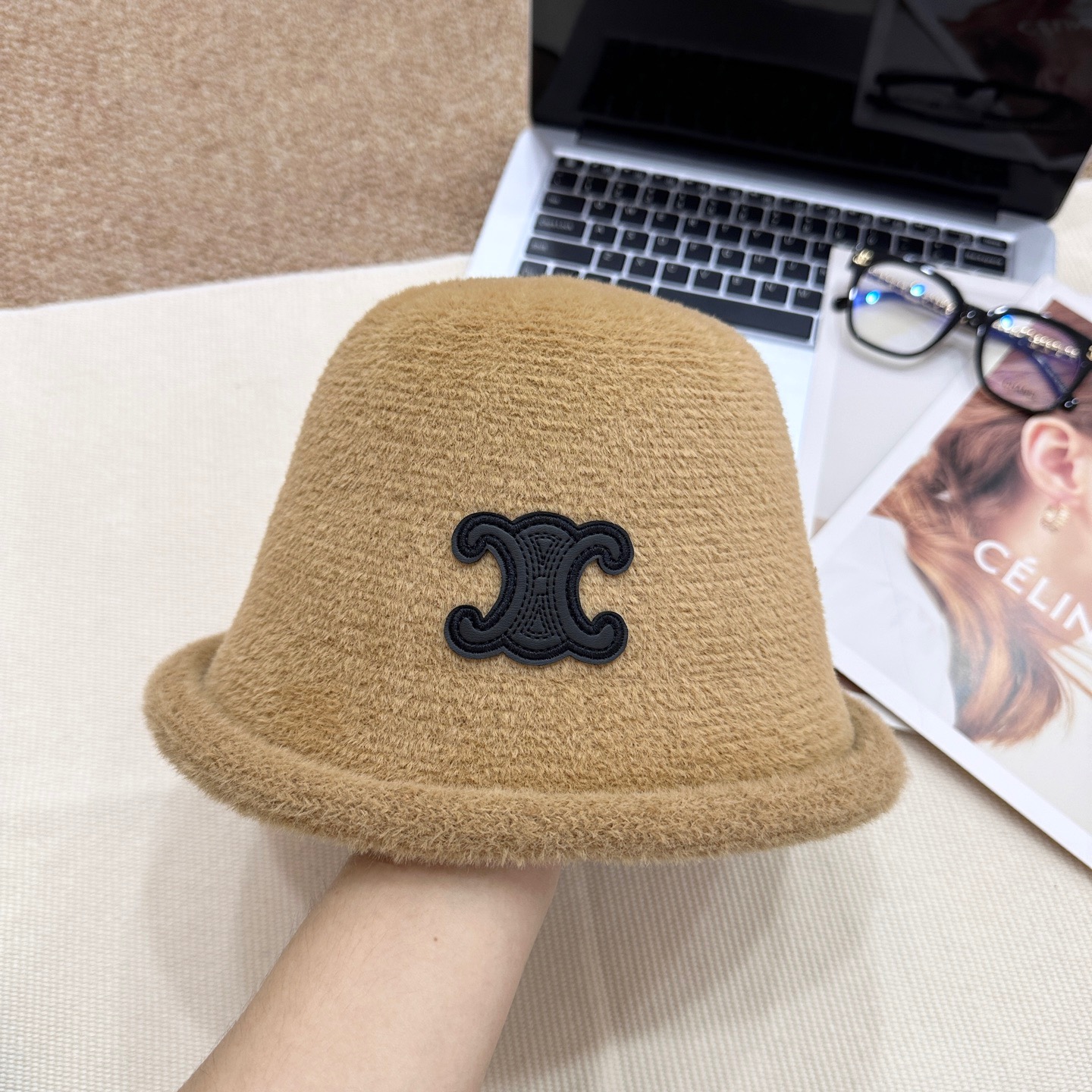 NO:580040,Running volume Celine's new winter thickened fisherman's hat with thick edges, unique hat shape, super warm hat, fisherman hat, baseball cap, knitted hat, hat, celine, espadrilles, hats19860909跑量 赛琳新款冬季毛边加厚渔夫帽 帽型独特,超级保暖帽子渔夫帽棒球帽针织帽,帽子,celine,espadrilles,hats,hat