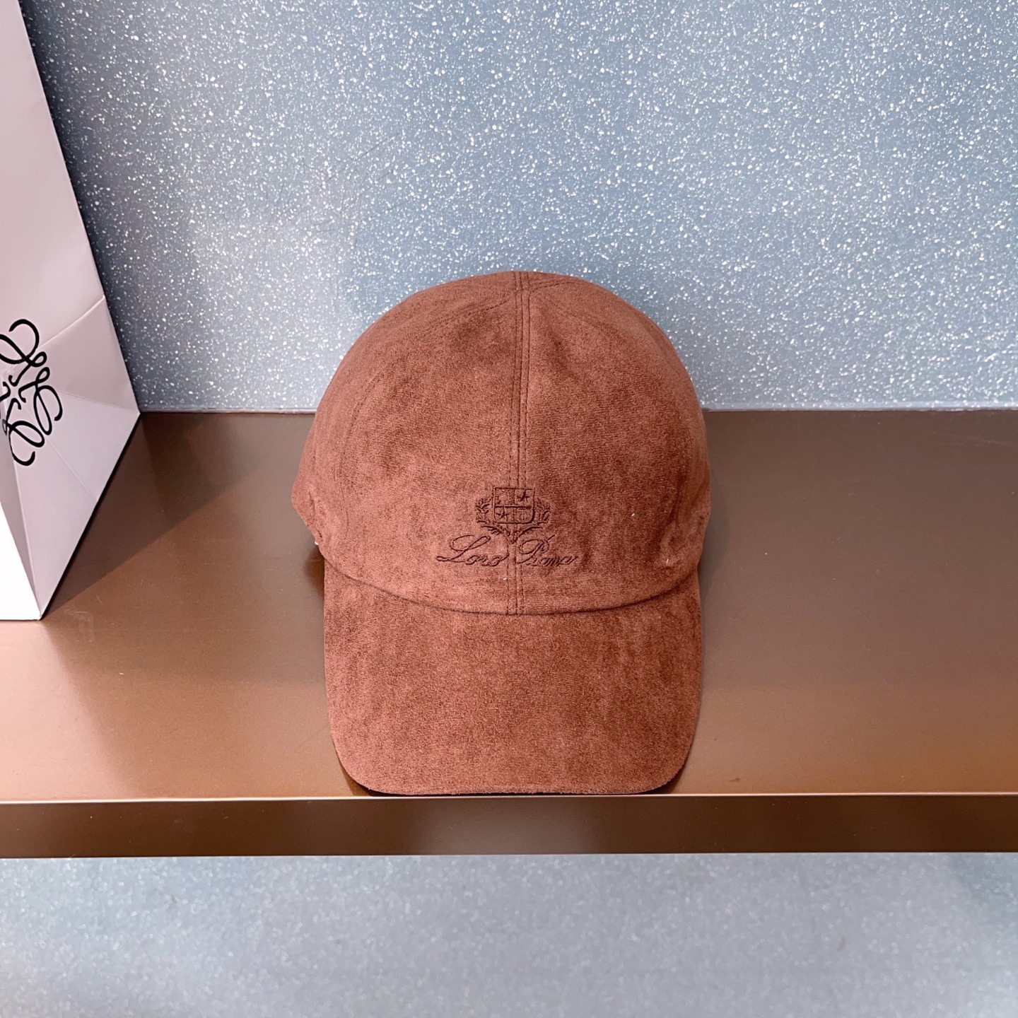 NO:580380,Running volume LP ~ New style Super thick retro style baseball cap, buckskin fabric, super quality hat, fisherman hat, baseball cap, knitted hat, hat, loro piana, espadrilles, hats19860909跑量 LP～新款 超浓的复古气息棒球帽 鹿皮绒面料 品质感超强帽子渔夫帽棒球帽针织帽,帽子,loro piana,espadrilles,hats,hat