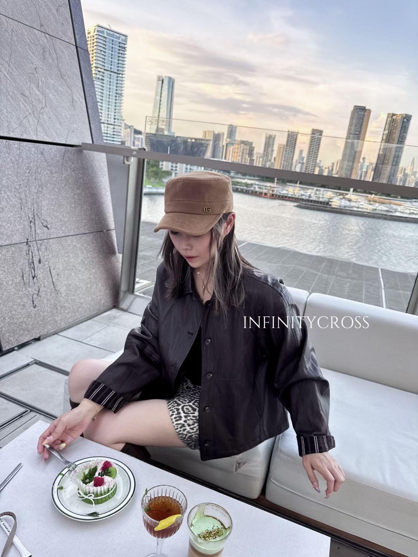 NO:580393,Running volume GUCC* Autumn and winter suede newsboy hat. A versatile and white painter's hat with high adaptability in autumn. The cap circumference is 52-59cm, and the size of the head circumference can be adjusted on the inside. It is made of high-end suede material, retro and fashionable. The coffee color is really a god of autumn atmosphere!  !  I am really looking forward to autumn hats, bucket hats, baseball caps, knitted hats, hats, gucci, espadrilles, chamois leather, hats19860909跑量 GUCC* 秋冬麂皮报童帽 秋天适配度超高的百搭显白画家帽 帽围52-59cm内里可以调节头围大小 高级感麂皮绒材质,复古又时髦 咖色真的秋日氛围感的神！！ 真的已经狠狠期待秋天帽子渔夫帽棒球帽针织帽,帽子,gucci,espadrilles,chamois leather,hats,hat