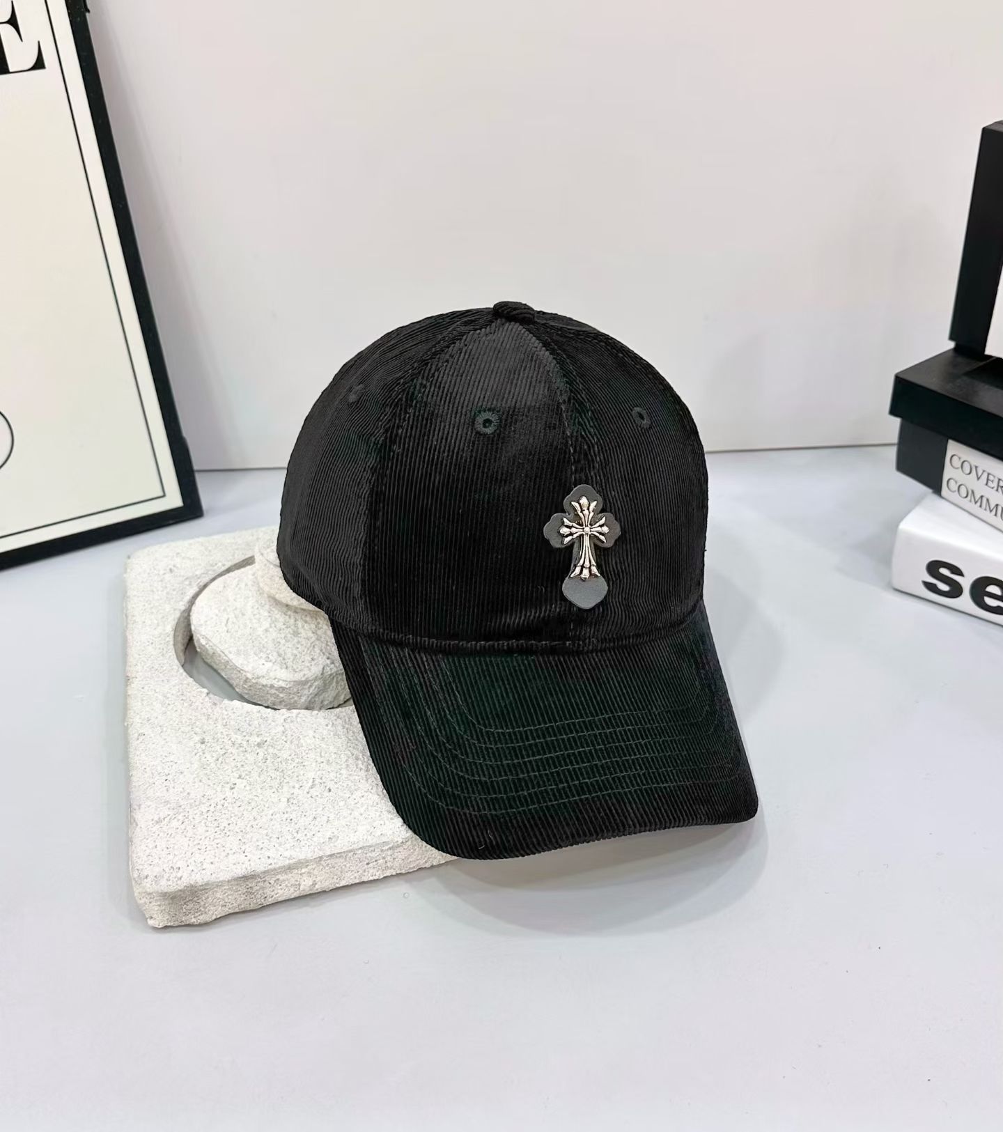 NO:587796,Running volume Chrome Hearts ~ Corduroy New Baseball Cap The hat has a very good shape and looks good no matter how it is matched. The fabric is made of high-quality corduroy fabric. Autumn and winter look accessories hats fisherman hats baseball caps knitted hats, hats, chrome hearts, espadrilles, hats19860909跑量 克罗心～灯芯绒新款棒球帽 帽子的版型很好,不管怎么搭配都好看,面料采用的是高品质灯芯绒面料,秋冬look配饰帽子渔夫帽棒球帽针织帽,帽子,chrome hearts,espadrilles,hats,hat