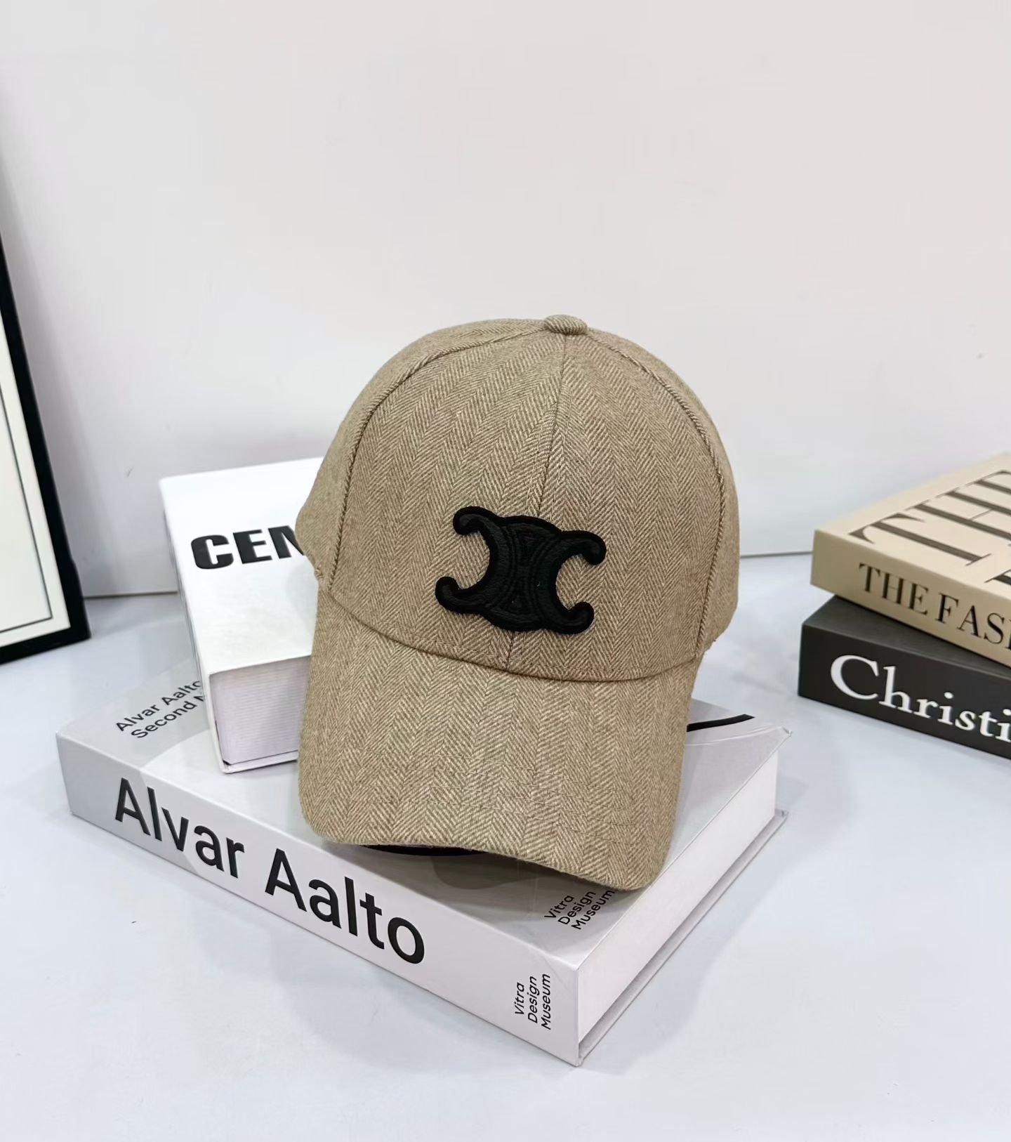 NO:587801,Celine Arc de Triomphe Autumn and Winter new woolen baseball cap, new logo of personality. The shape of the hat is very good, the fabric is great, a must-have for airport street photography, the same style for men and women!  Head circumference: 56-58, hats, fisherman hats, baseball caps, knitted hats, hats, celine, espadrilles, hats19860909跑量 赛琳凯旋门秋冬新款羊毛呢棒球帽 个性新标志 帽型特别好,面料是很赞, 机场街拍必备,男女同款！ 头围:56-58均可帽子渔夫帽棒球帽针织帽,帽子,celine,espadrilles,hats,hat