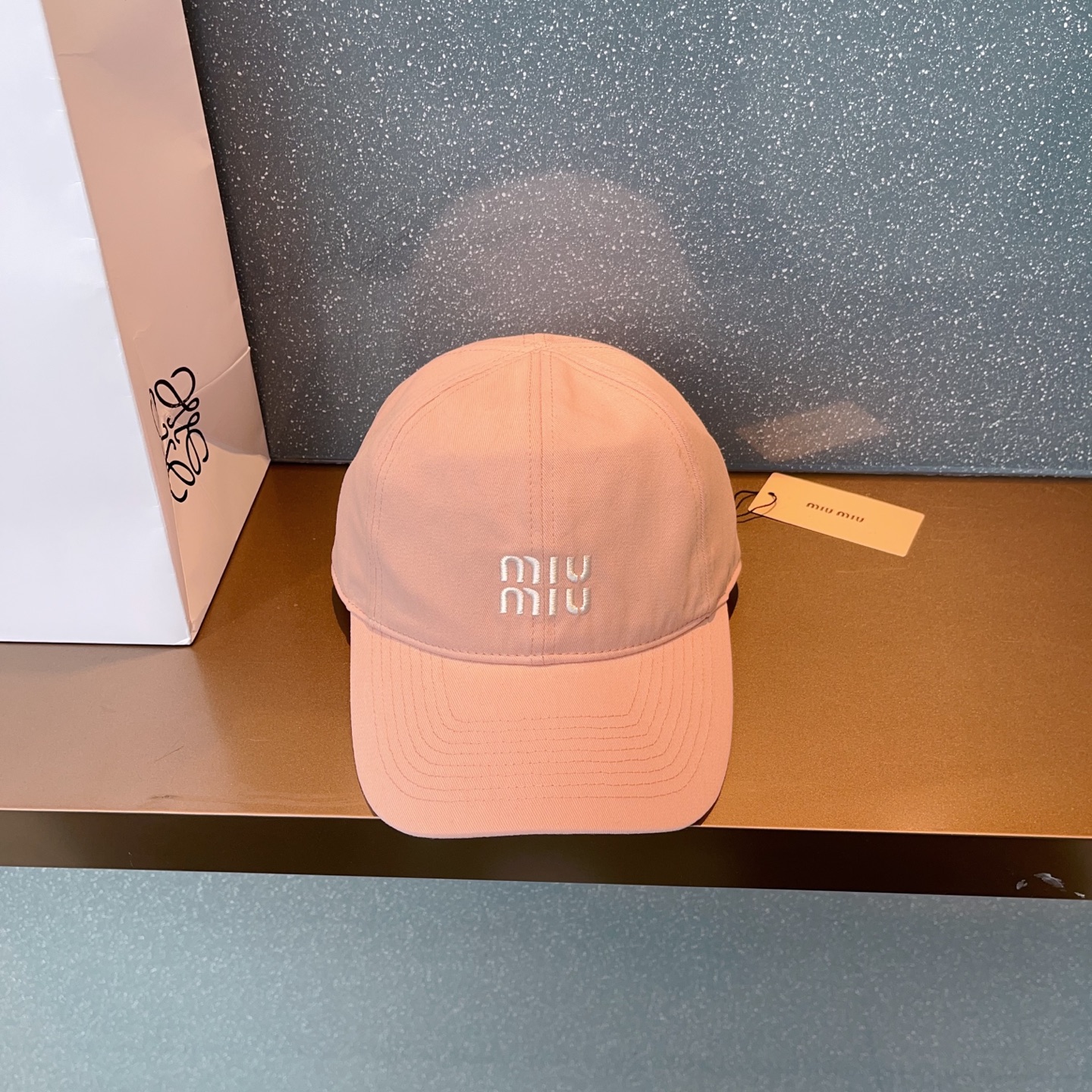 跑量🉐95
🔖miu家|新品分享
刺绣字母棒球帽,后面拉绳是本款帽子的点睛之笔,自留款
时尚潮酷🎵