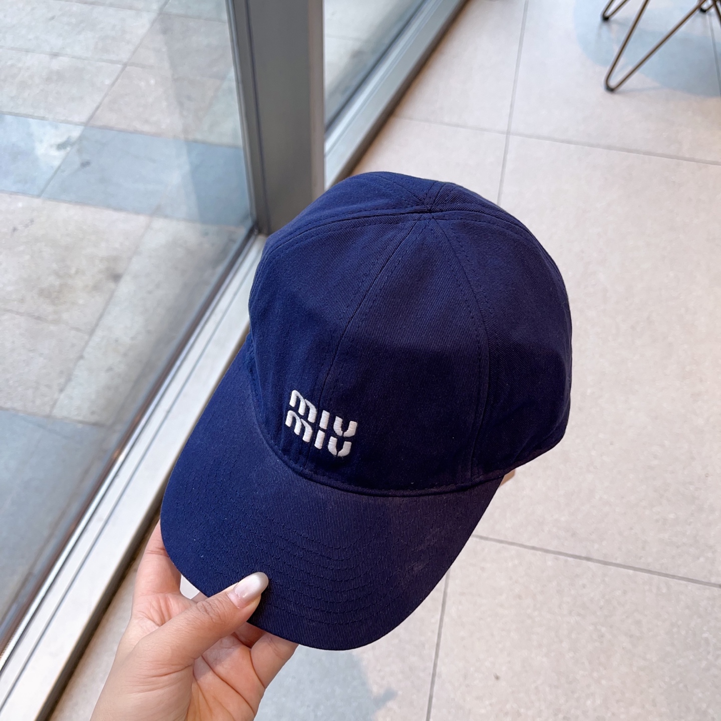 跑量🉐95
🔖miu家|新品分享
刺绣字母棒球帽,后面拉绳是本款帽子的点睛之笔,自留款
时尚潮酷🎵