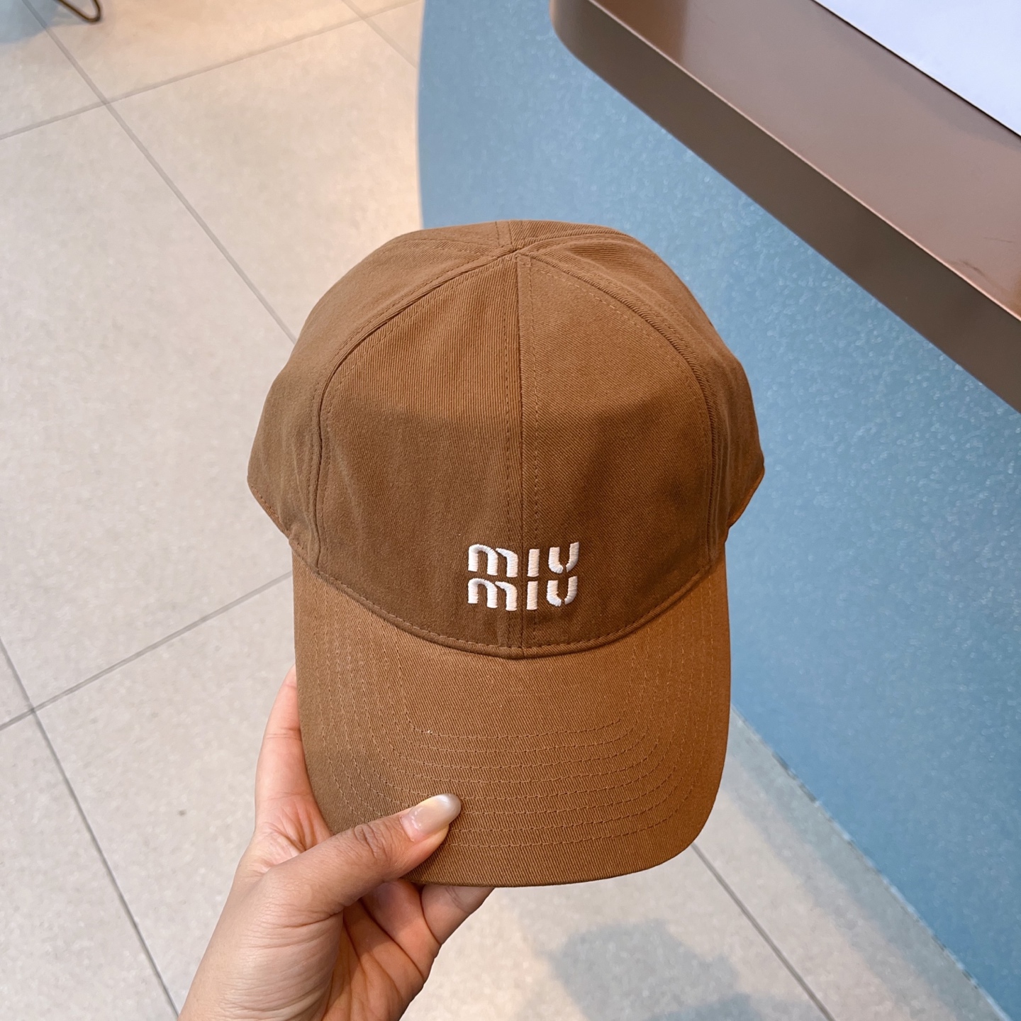 跑量🉐95
🔖miu家|新品分享
刺绣字母棒球帽,后面拉绳是本款帽子的点睛之笔,自留款
时尚潮酷🎵