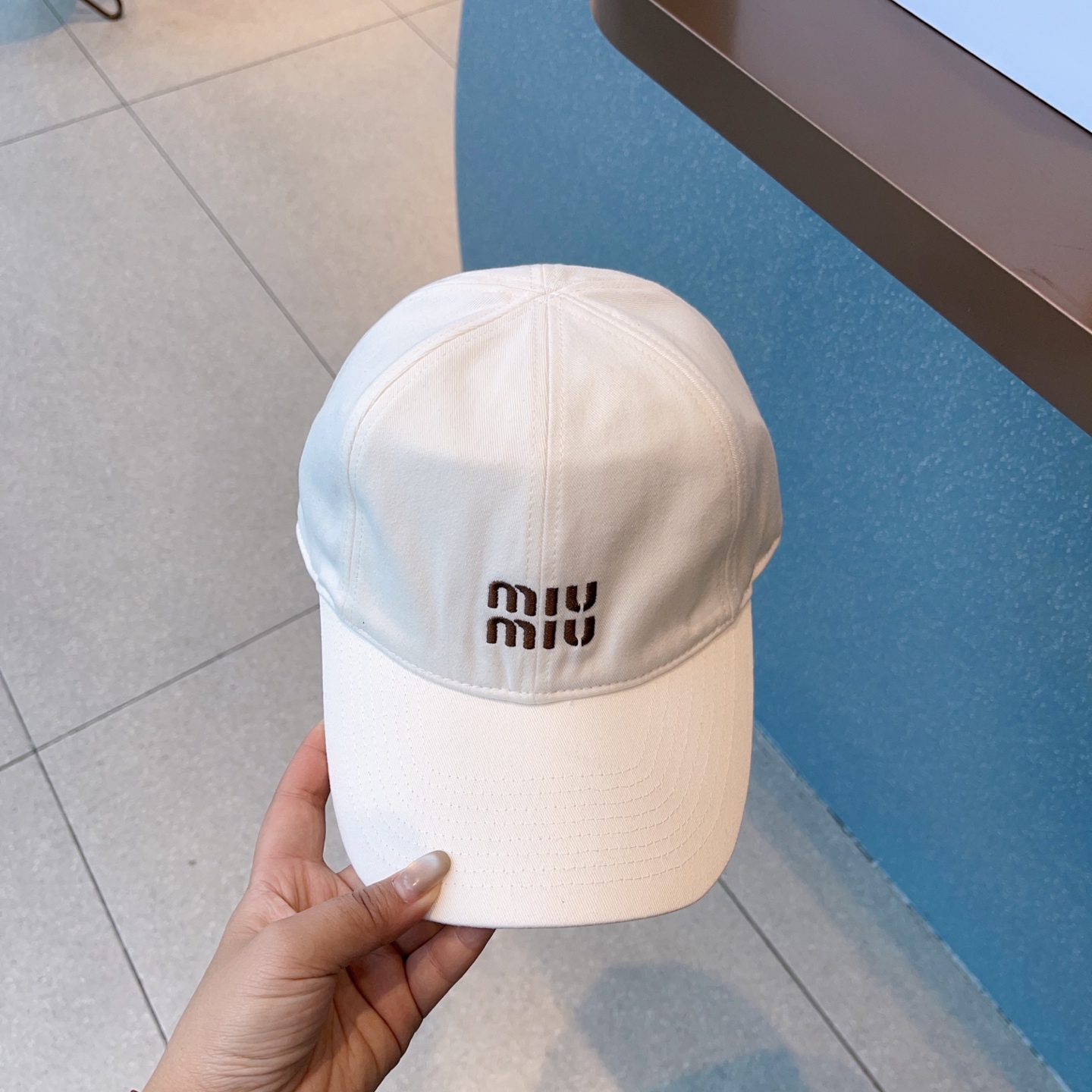 跑量🉐95
🔖miu家|新品分享
刺绣字母棒球帽,后面拉绳是本款帽子的点睛之笔,自留款
时尚潮酷🎵